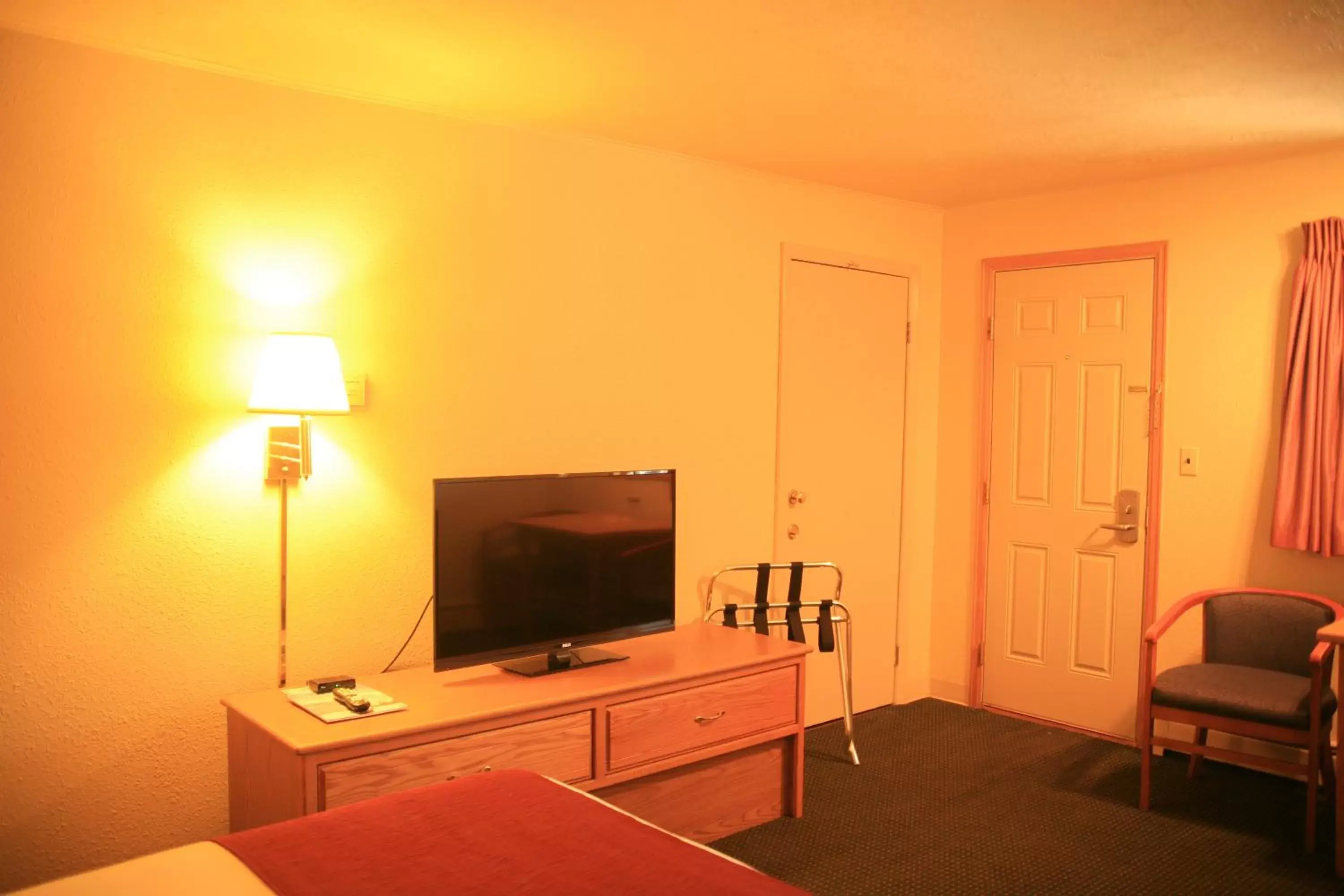 Photo of the whole room, TV/Entertainment Center in Black Canyon Motel