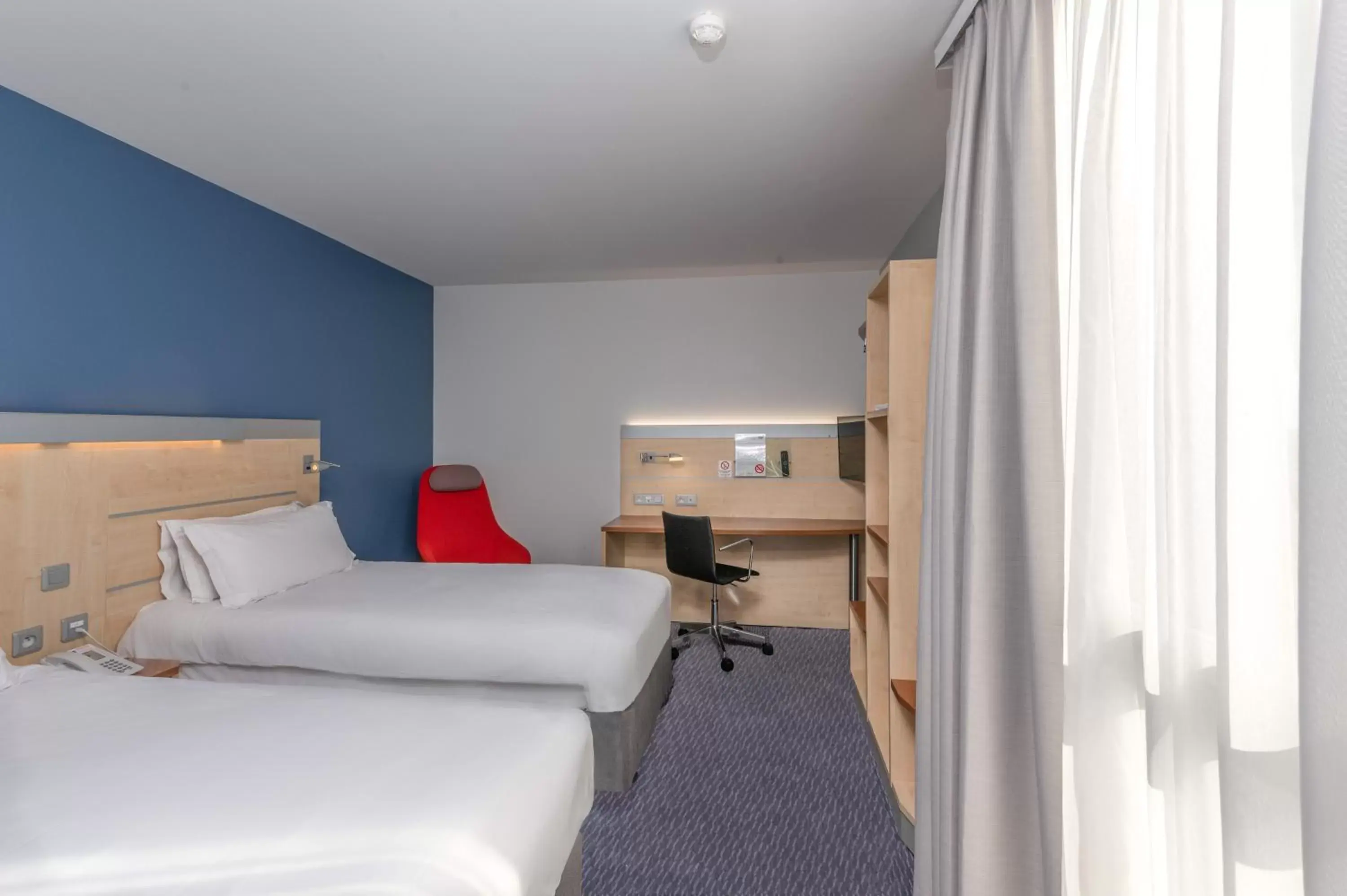 Photo of the whole room, Bed in Holiday Inn Express Saint-Nazaire, an IHG Hotel
