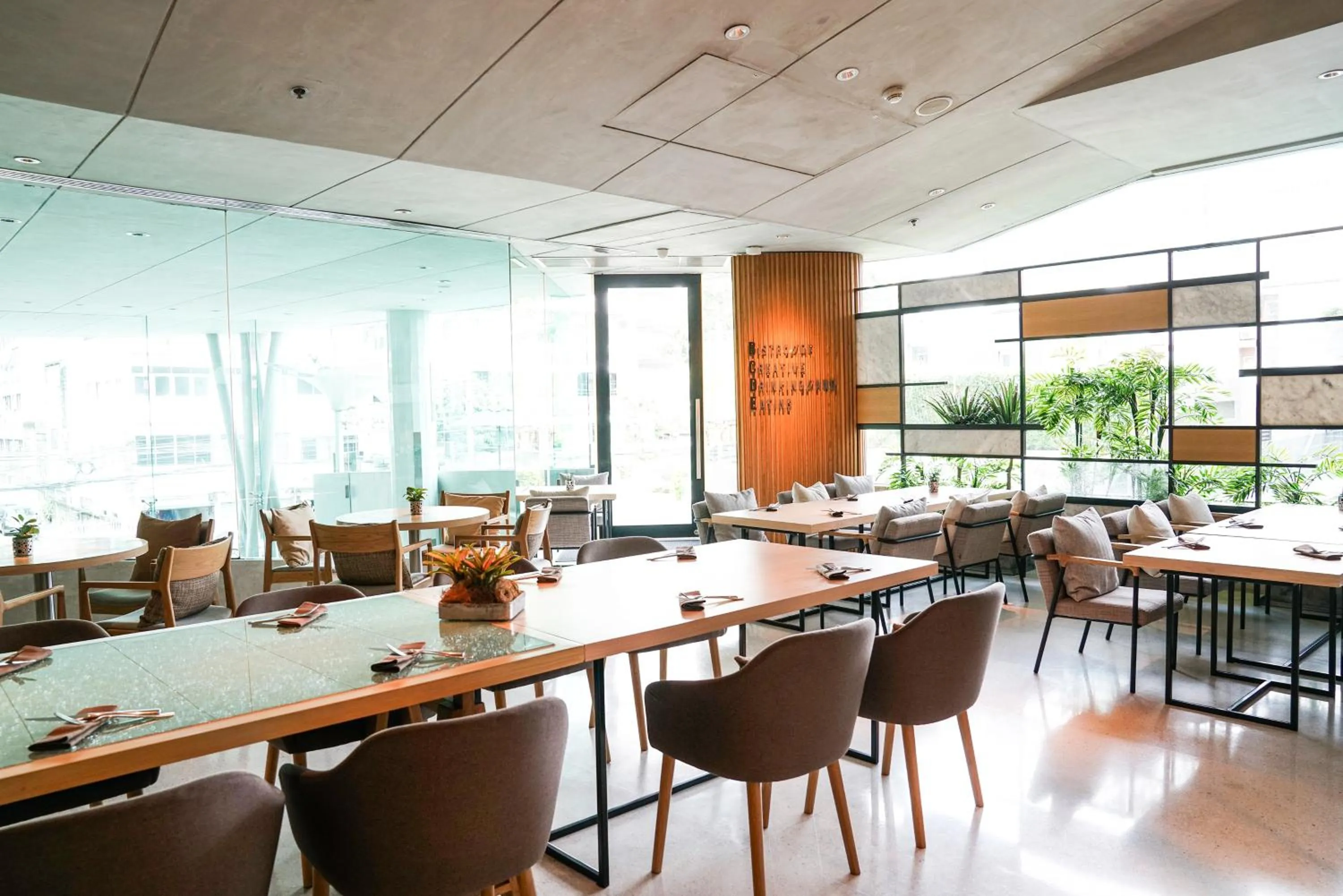 Restaurant/places to eat in LiT BANGKOK Hotel