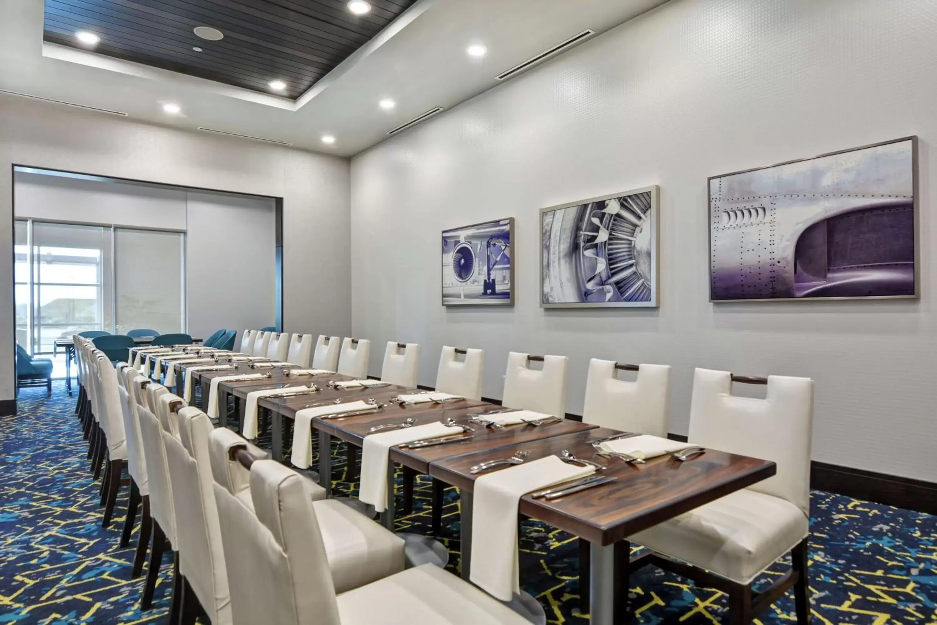 Dining area in Embassy Suites By Hilton Plainfield Indianapolis Airport