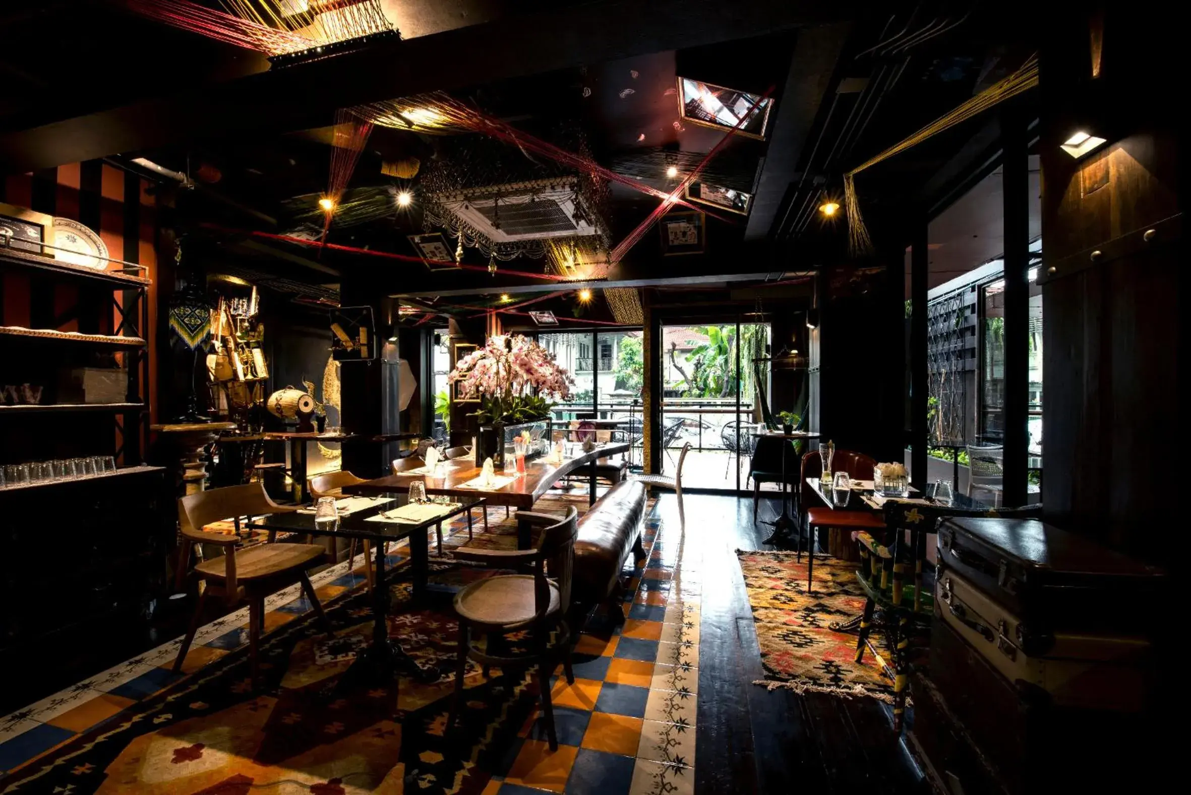 Restaurant/Places to Eat in Dhevi Bangkok Hotel  (SHA Extra Plus)