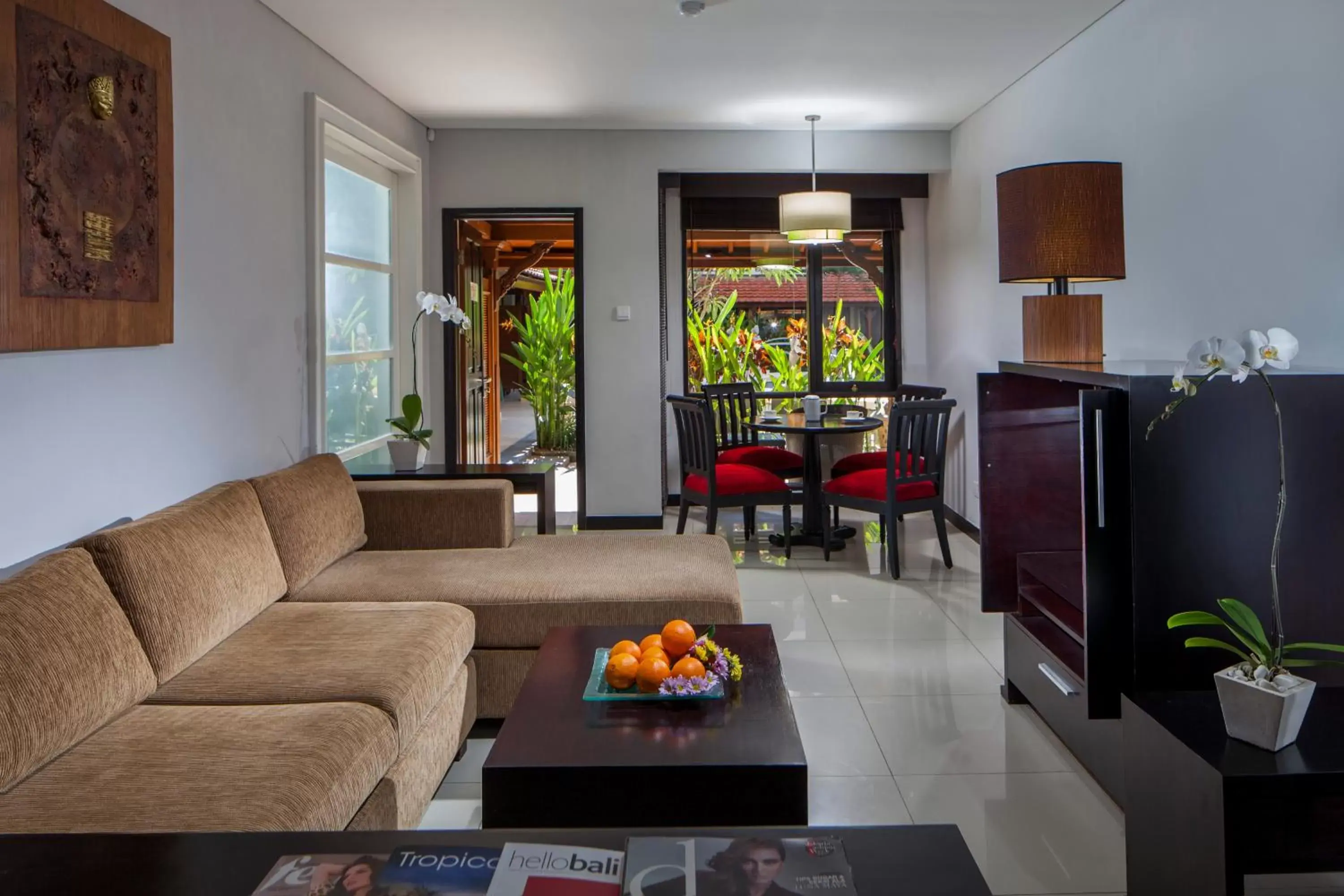 TV and multimedia, Seating Area in Prime Plaza Hotel Sanur – Bali