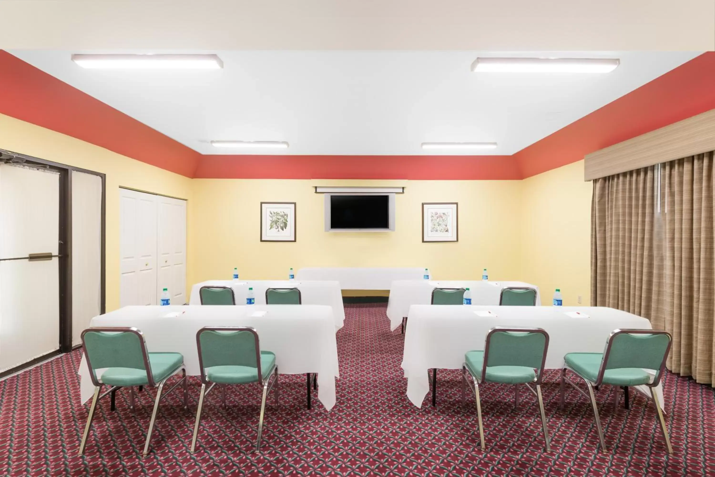 Dining area in Ramada by Wyndham Vandalia