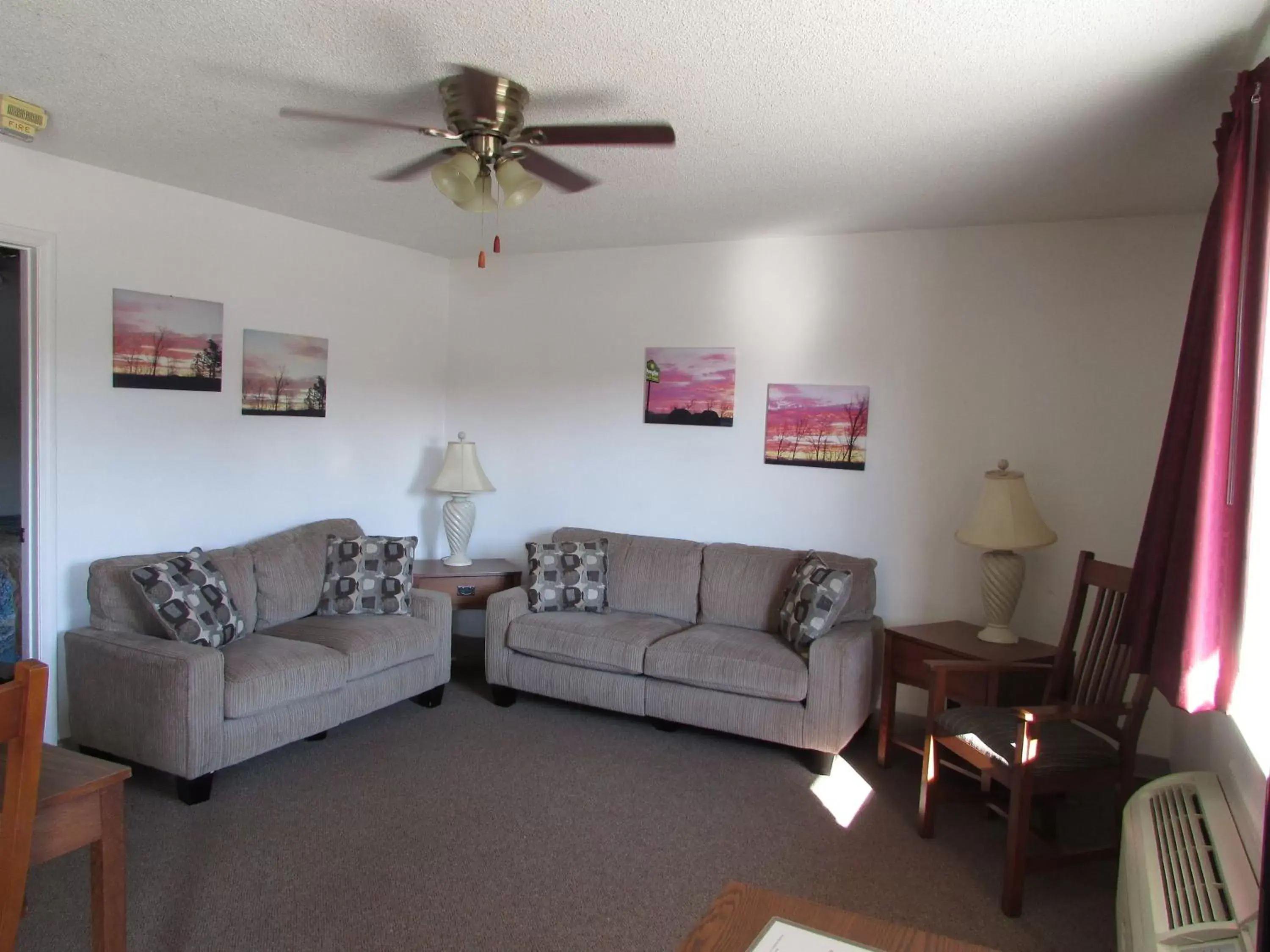 Seating Area in Douglas Inn & Suites, Blue Ridge, GA