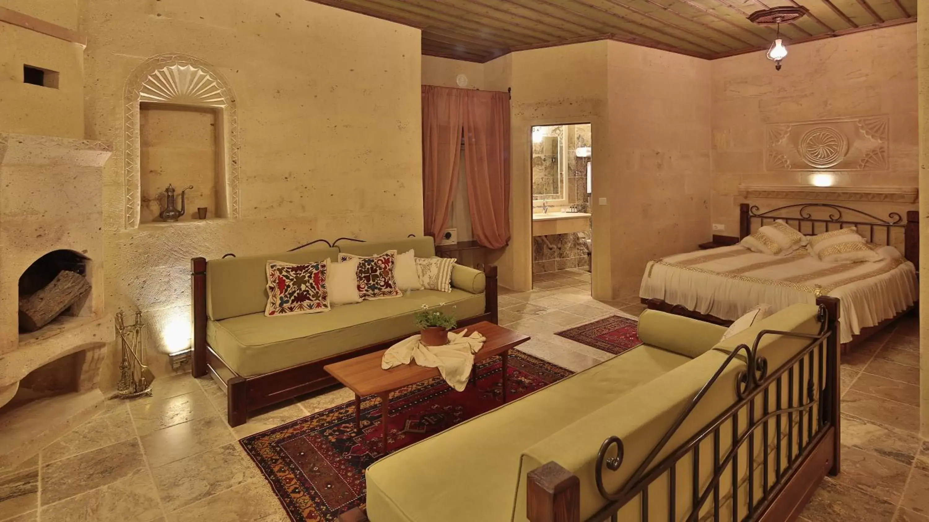 Deluxe Stone Family Room in Osmanbey Cave House