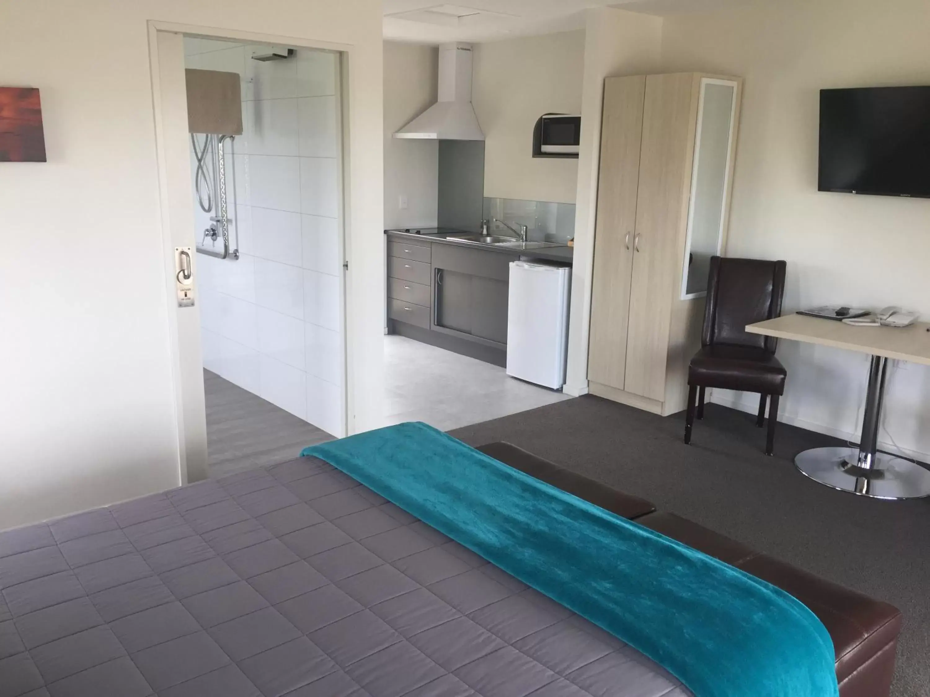 Kitchen/Kitchenette in Rolleston Highway Motel