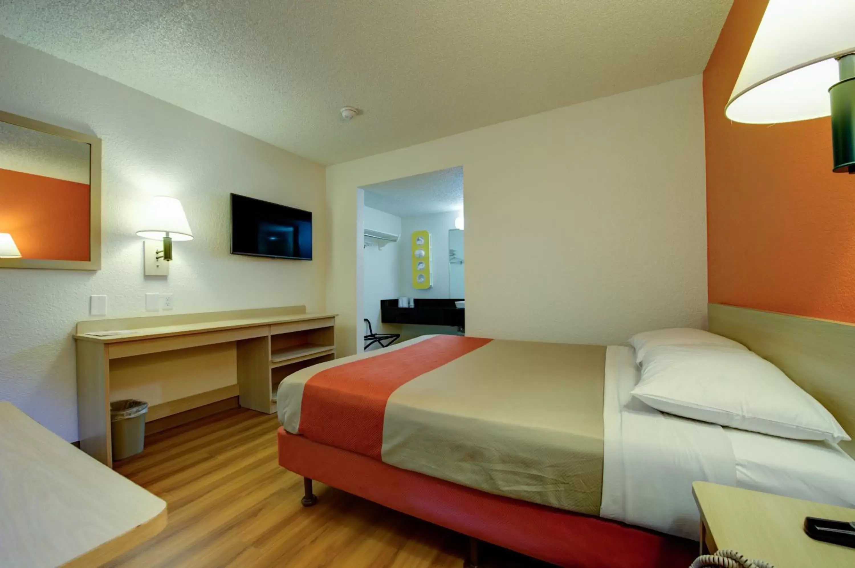 Photo of the whole room, Bed in Motel 6-Seattle, WA - Airport