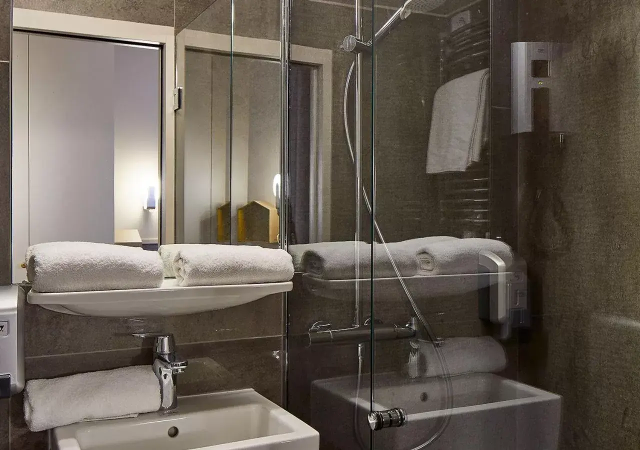 Bathroom in Hôtel de Roubaix