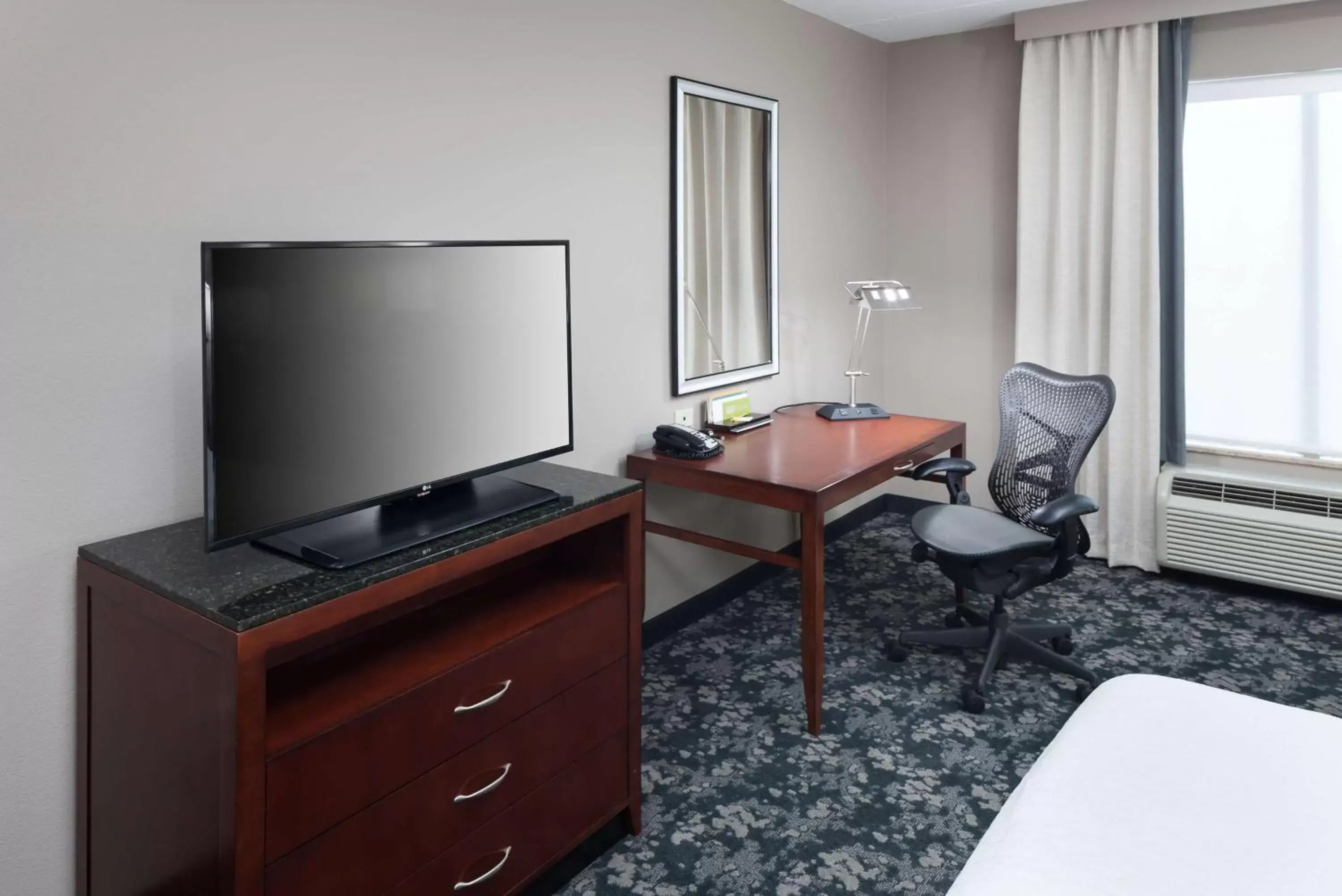 Bedroom, TV/Entertainment Center in Hilton Garden Inn Frisco