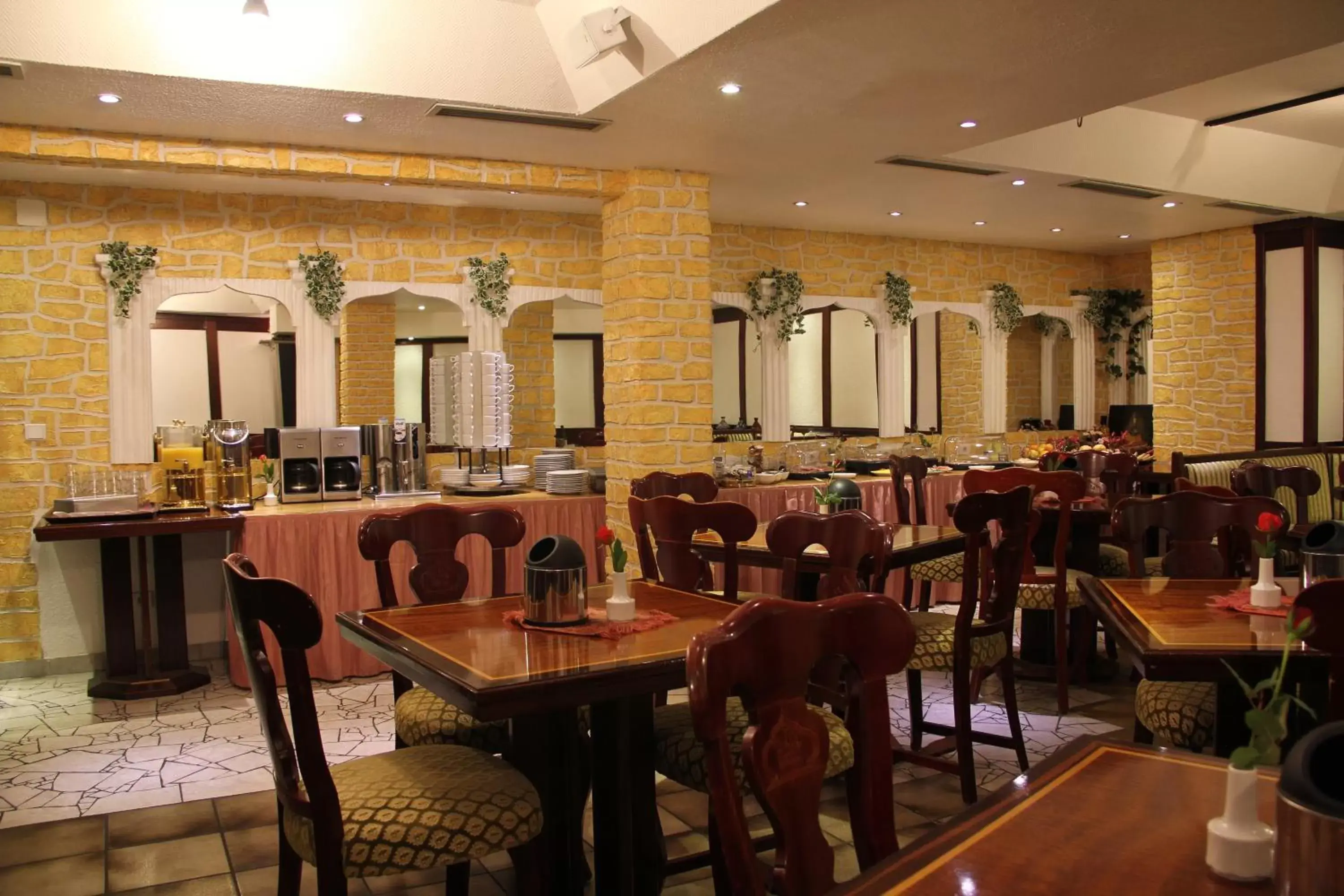 Restaurant/Places to Eat in Wali's Hotel