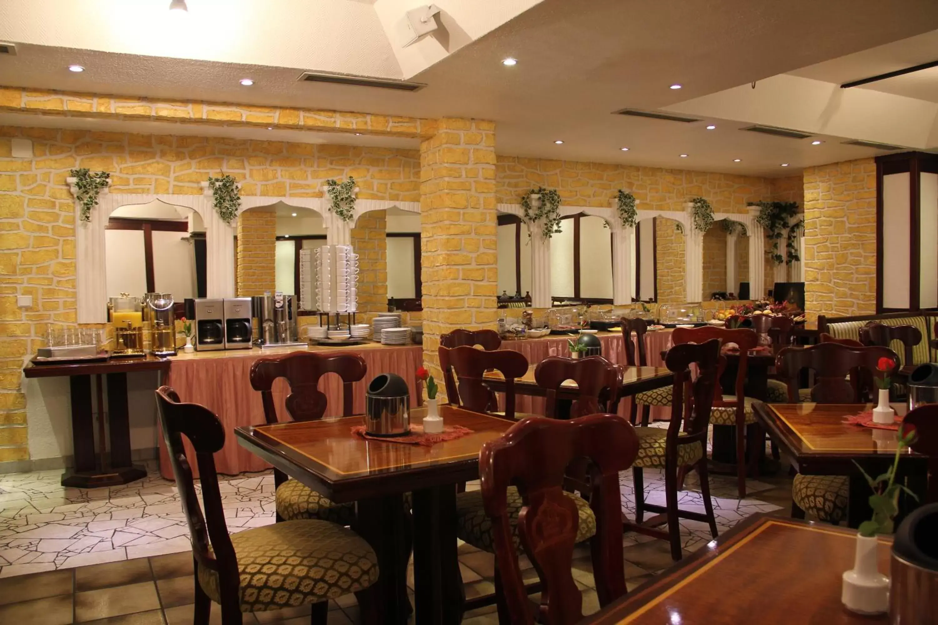 Restaurant/places to eat in Wali's Hotel Restaurant/places to eat in Wali's Hotel