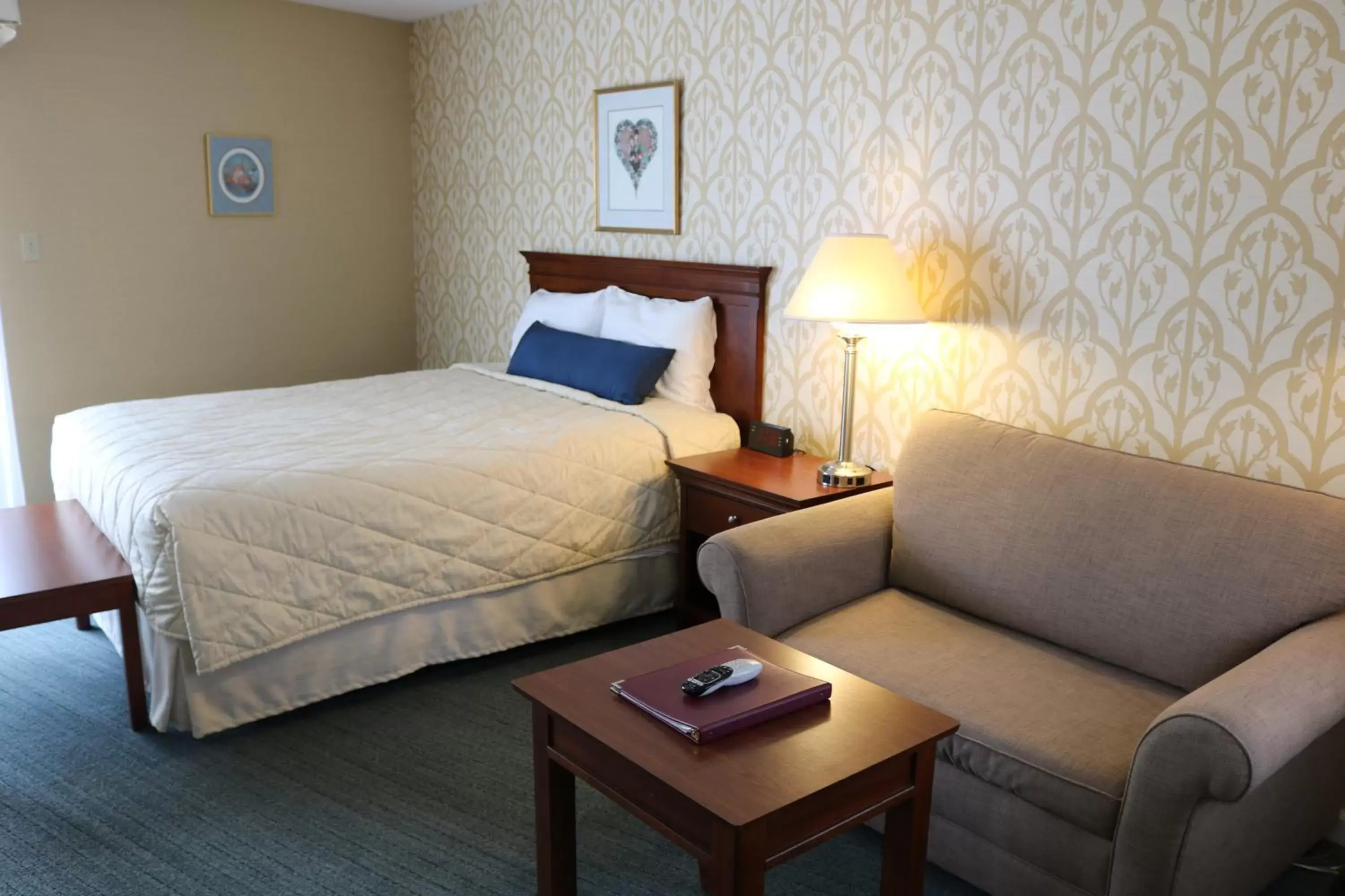 Photo of the whole room, Bed in The Village Inn