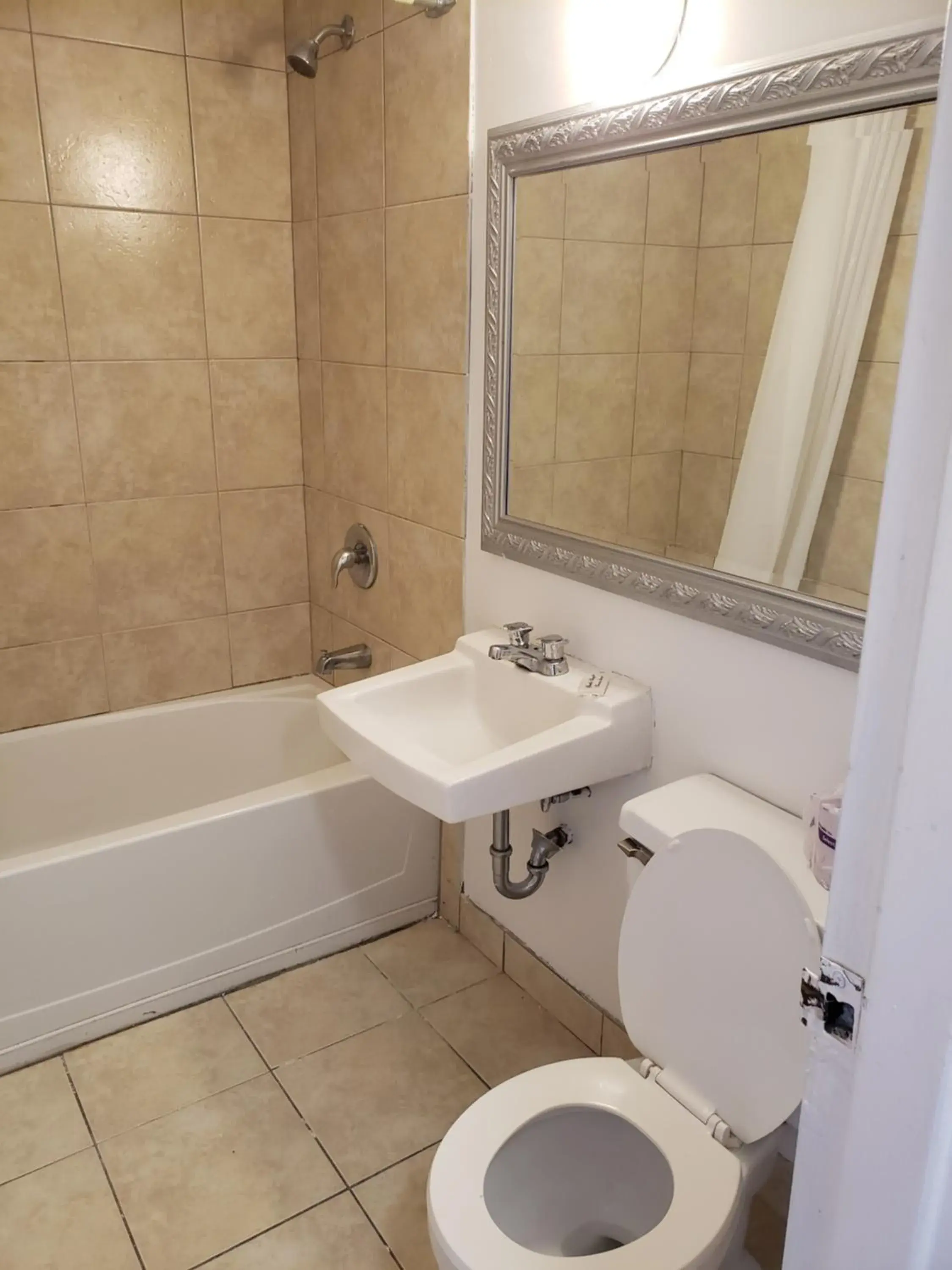 Bathroom in Niagara Falls Courtside Inn