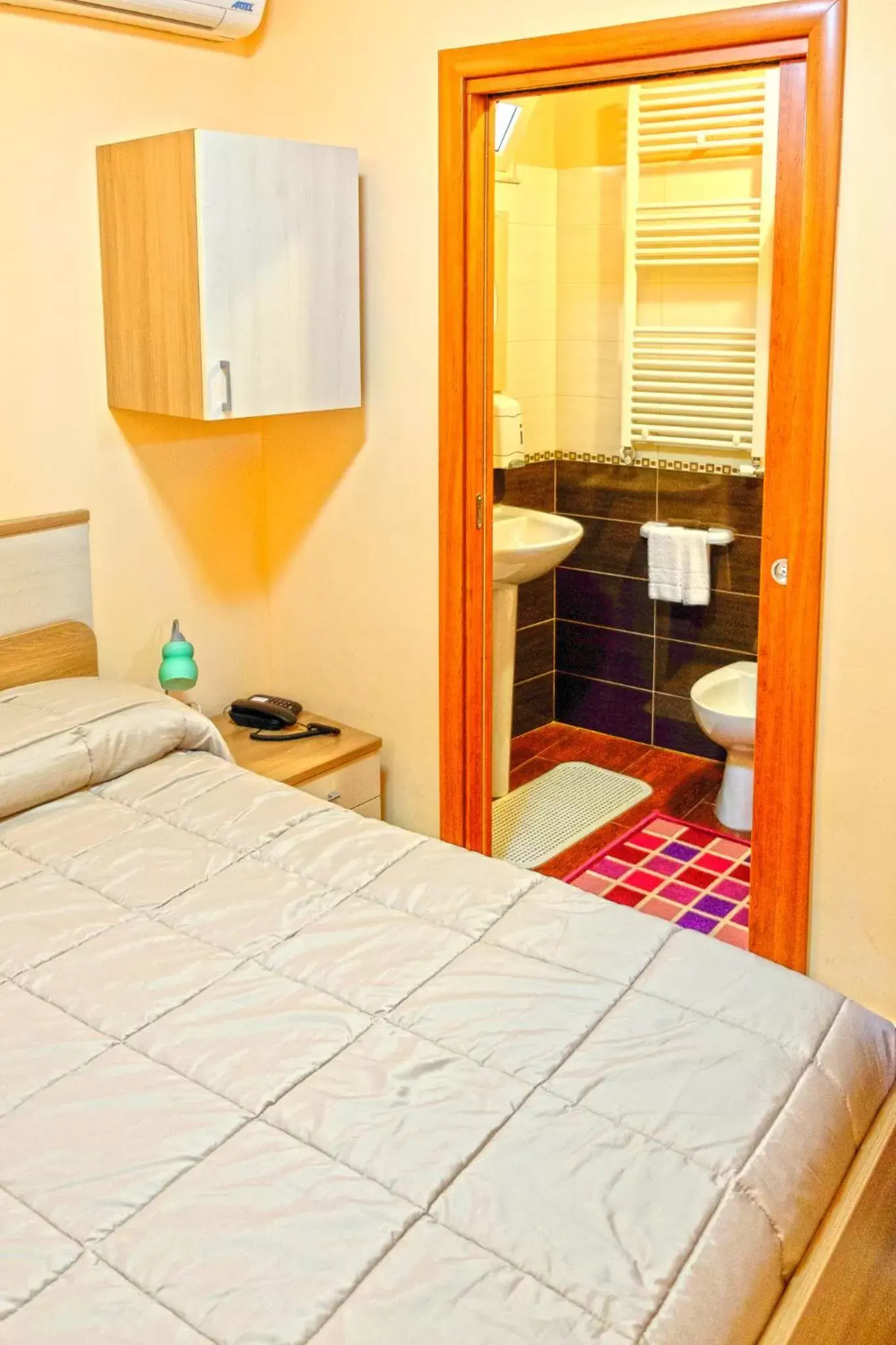 Bathroom, Bed in Golden Dreams Reggio Calabria