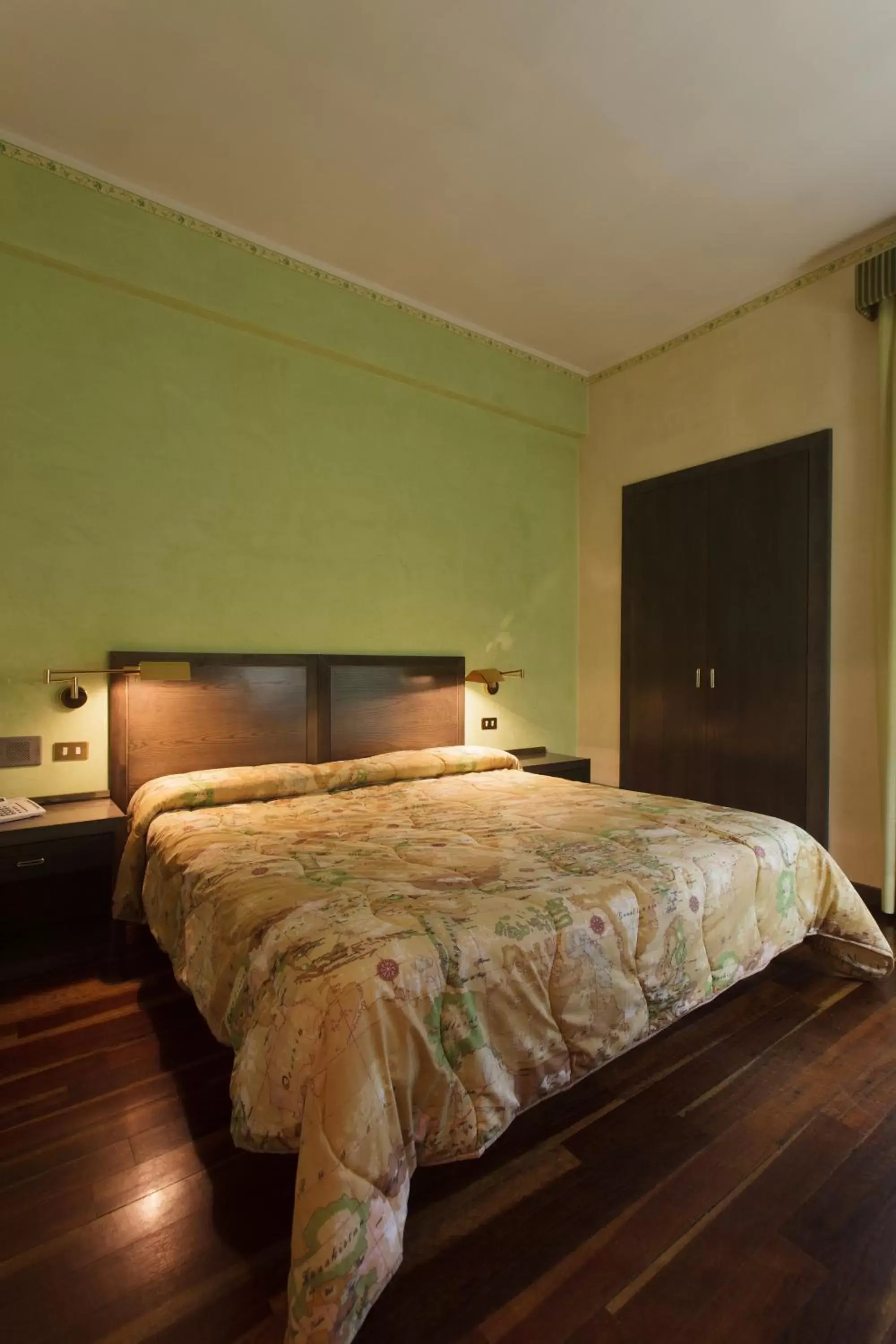 Shower, Bed in Astor Hotel Vintage