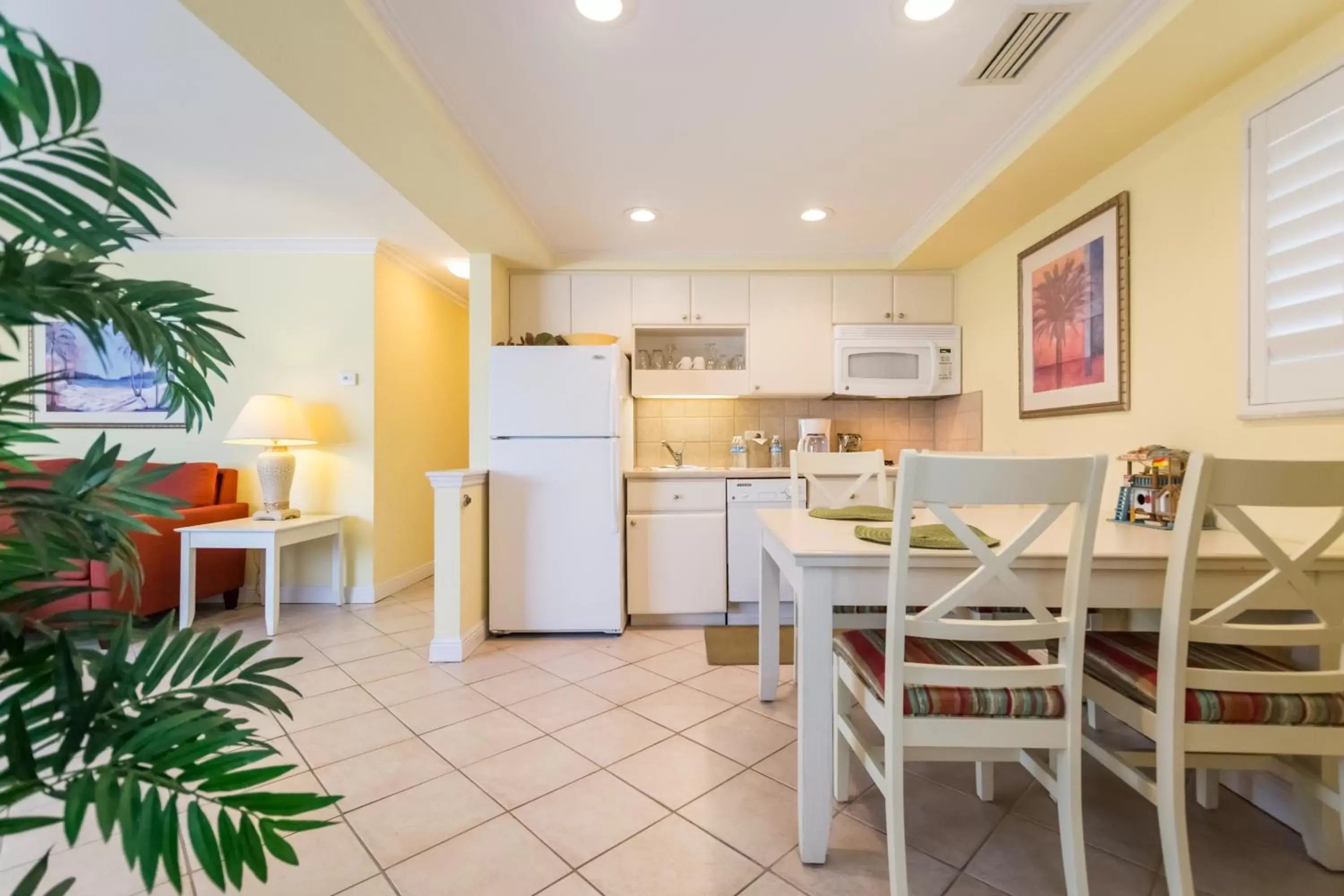 Dining area, Kitchen/Kitchenette in Inn at the Beach-Venice Florida