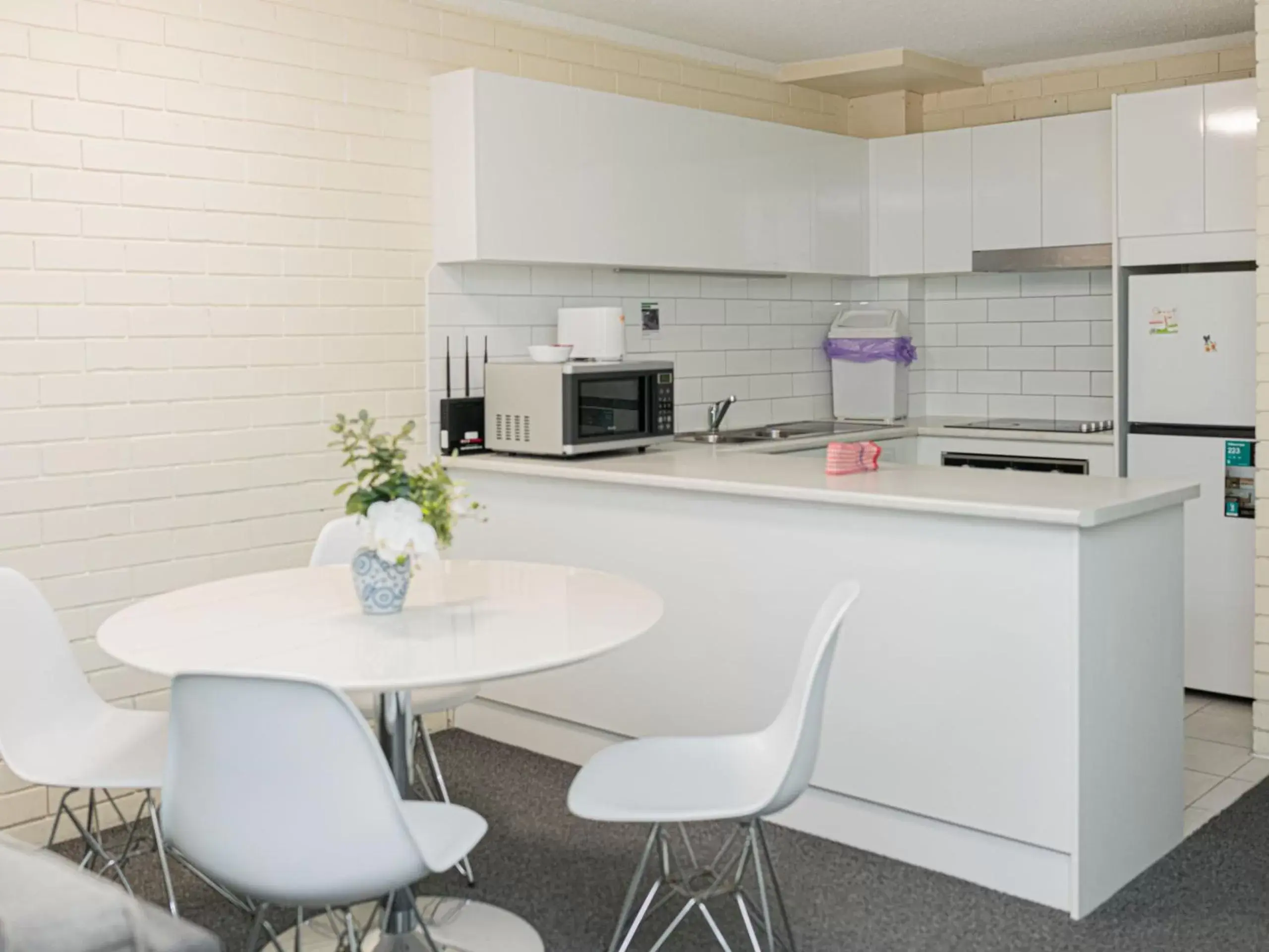 Dining area, Kitchen/Kitchenette in Trickett Gardens Holiday Inn