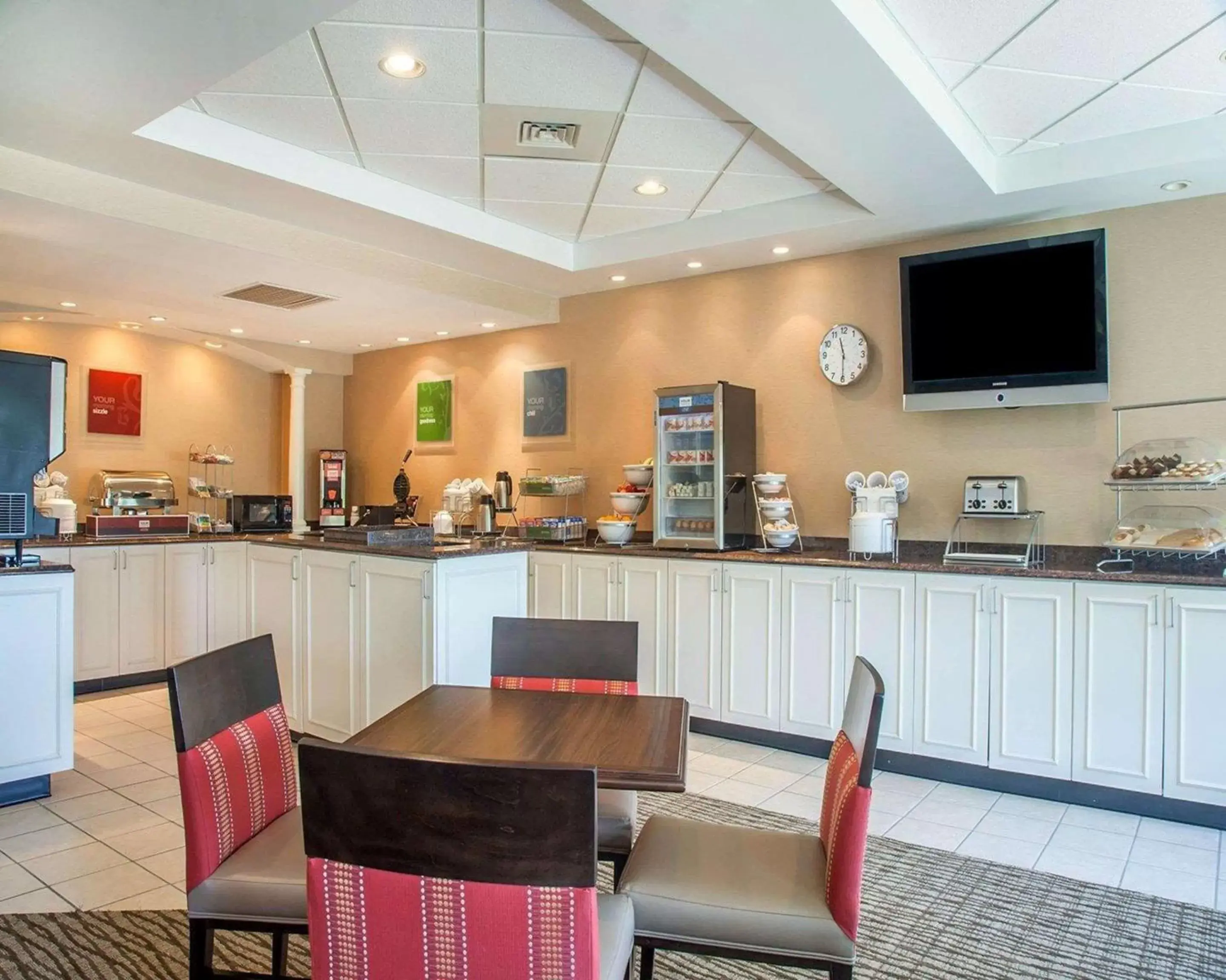 Restaurant/Places to Eat in Comfort Suites West Warwick - Providence