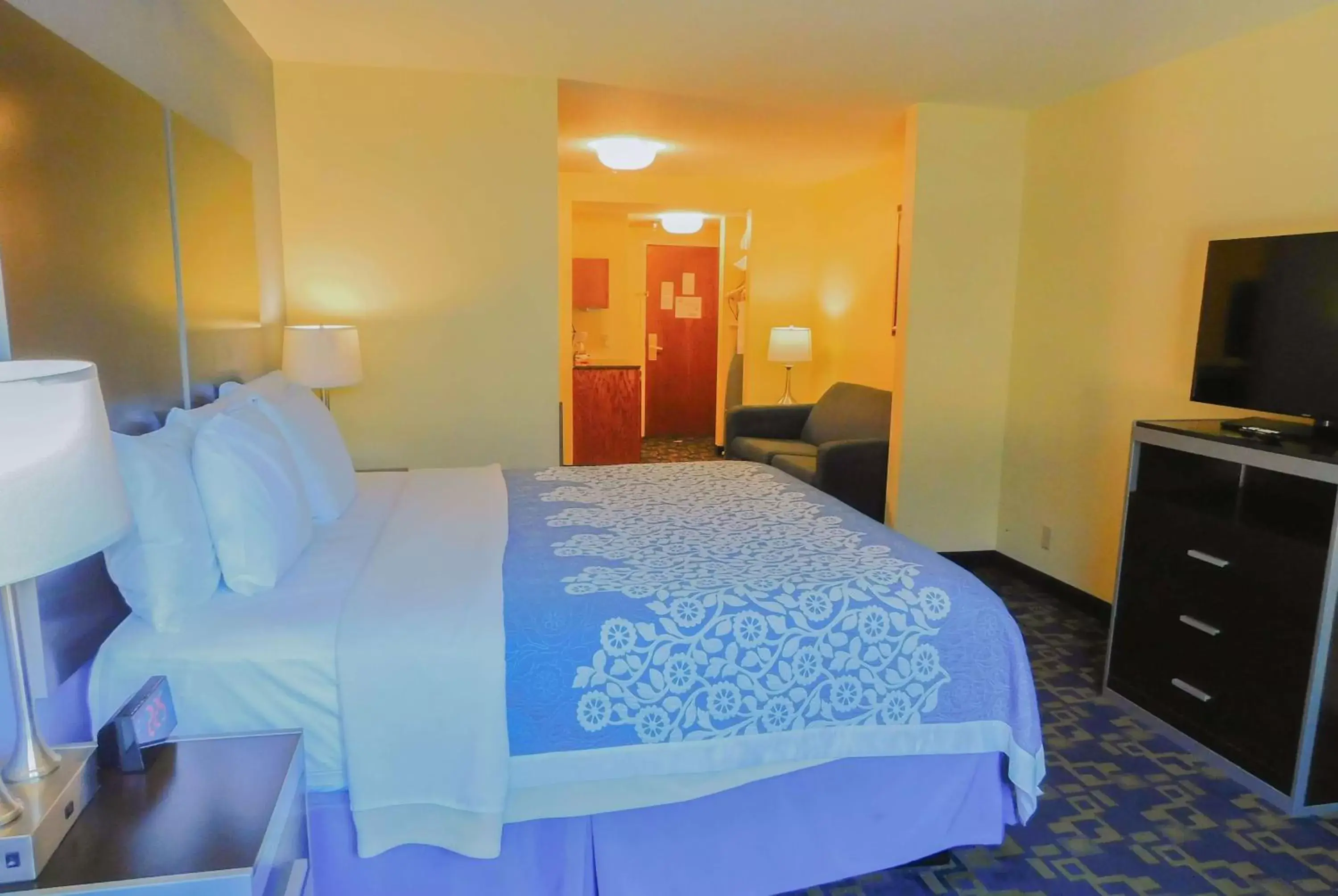 Photo of the whole room, Bed in Days Inn & Suites by Wyndham Pocahontas