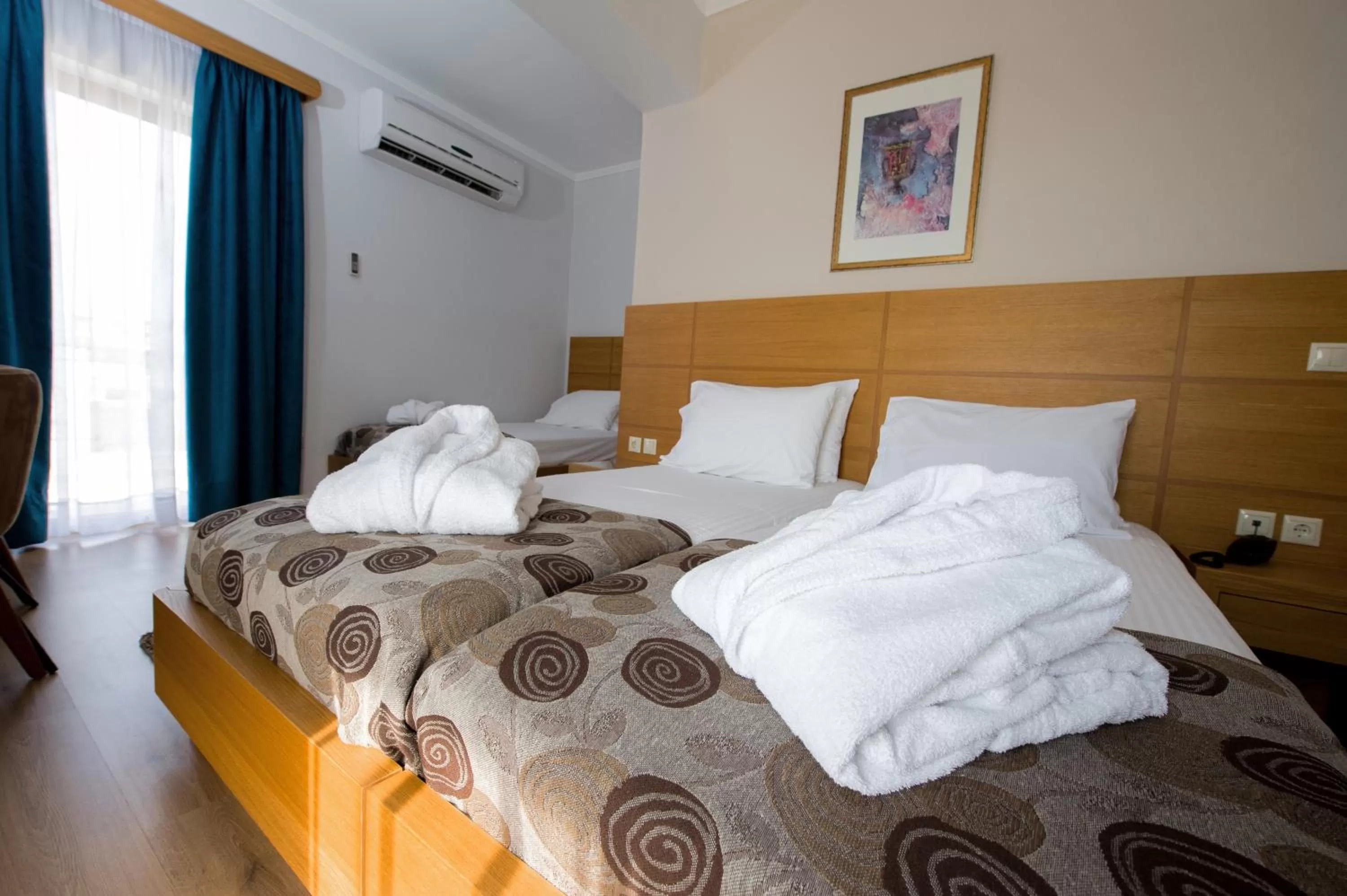 Photo of the whole room, Bed in Olympion