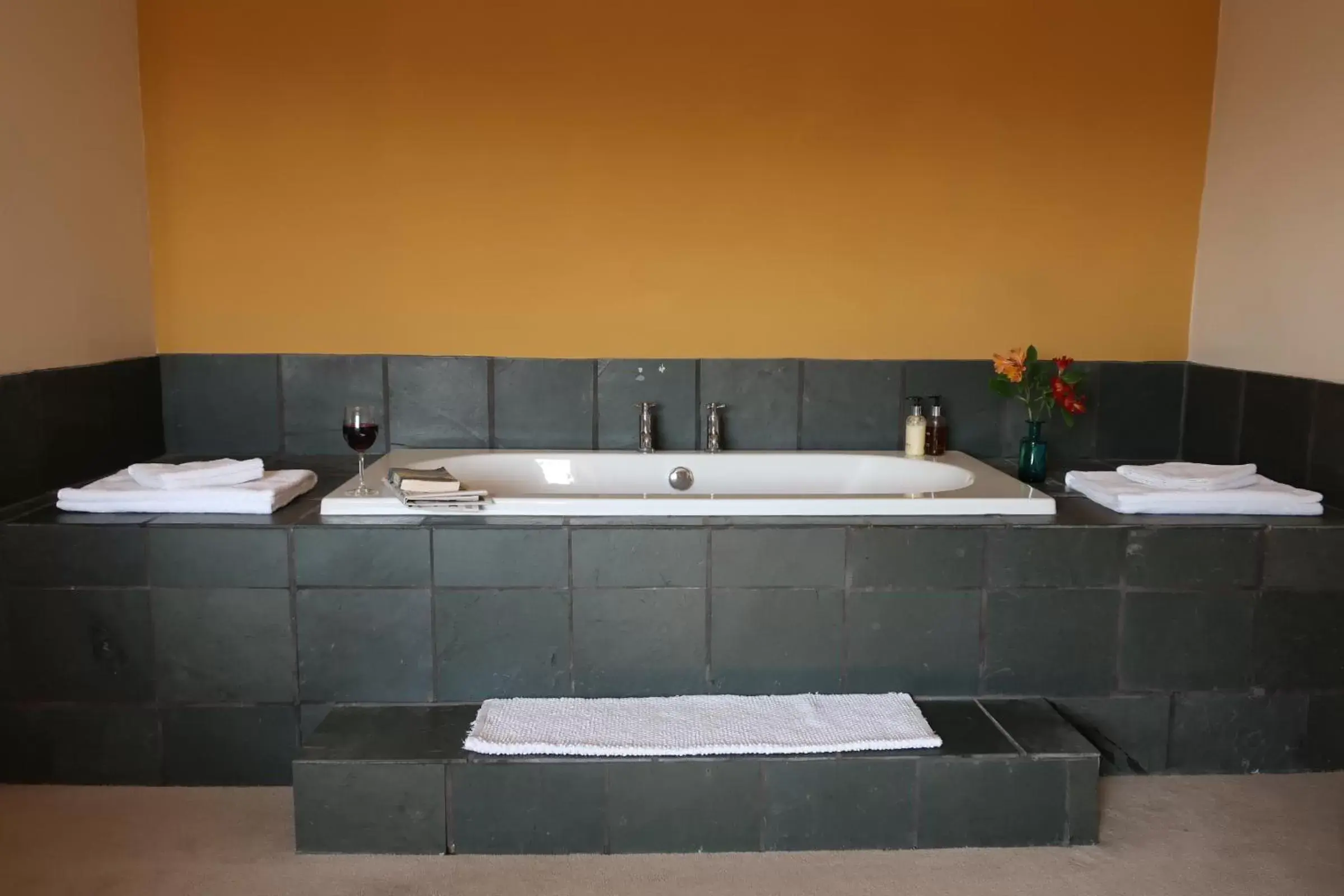 Bath, Bathroom in The Lamb Inn