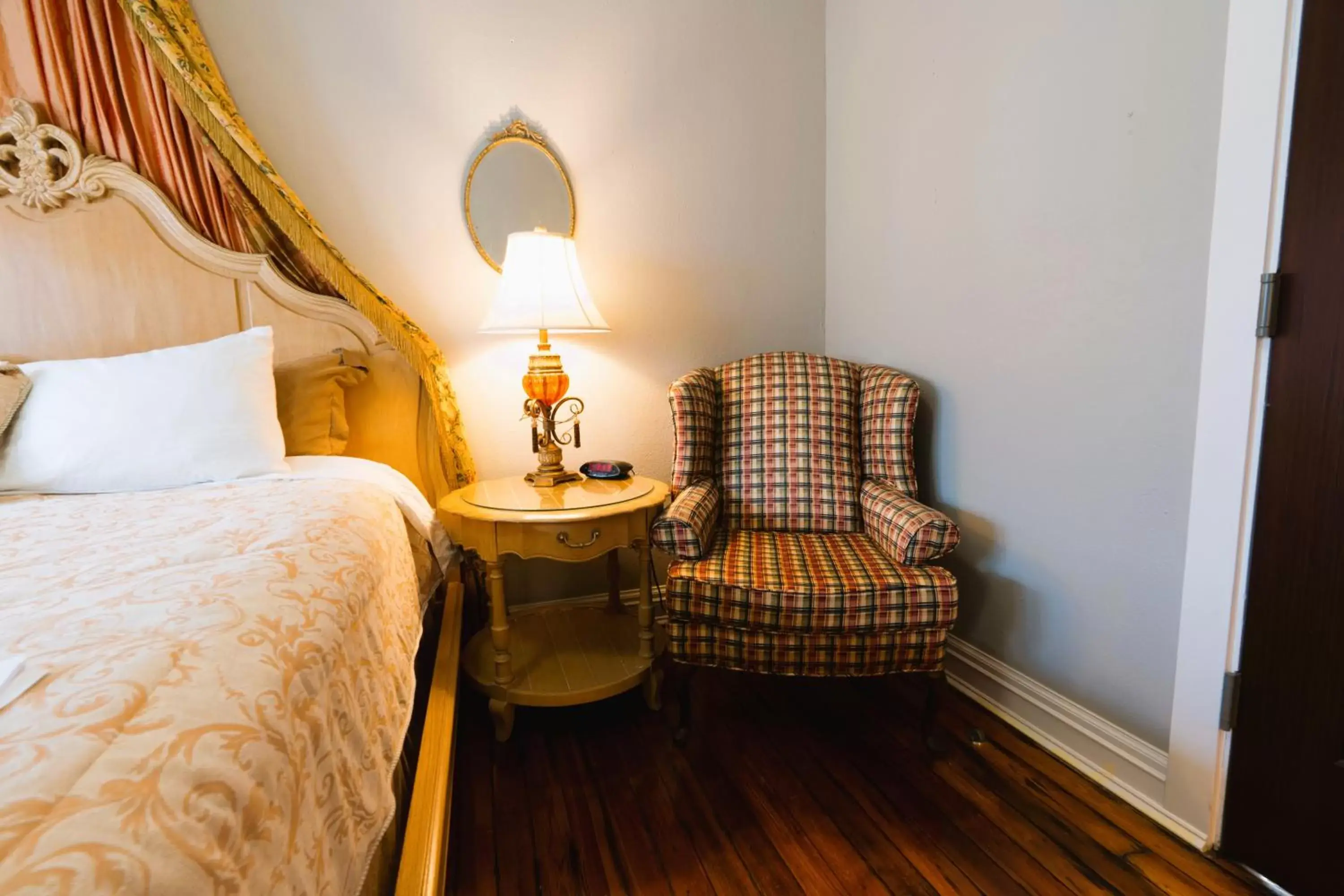 Bedroom, Seating Area in Oak Park Inn