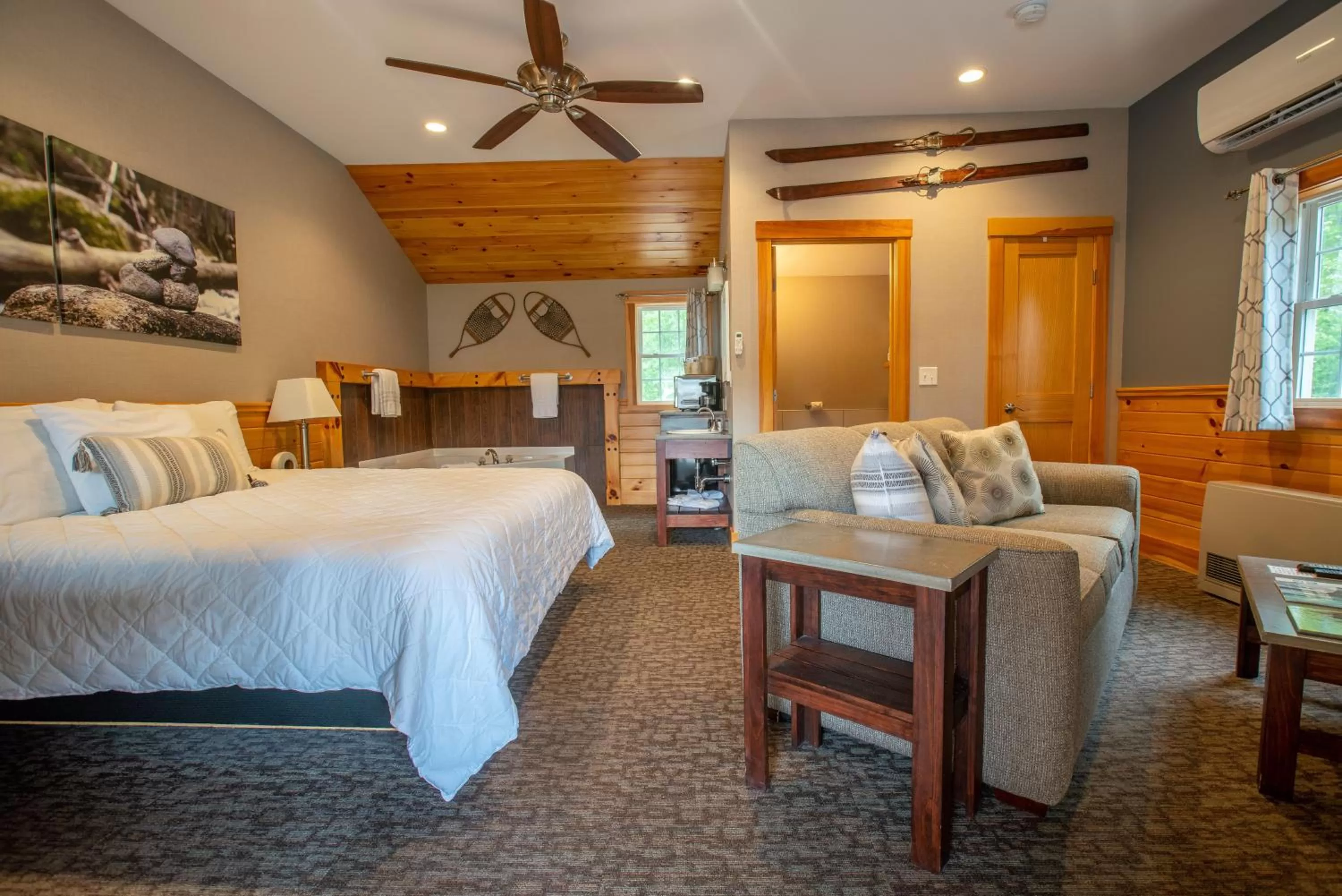 Bed in New England Inn & Lodge