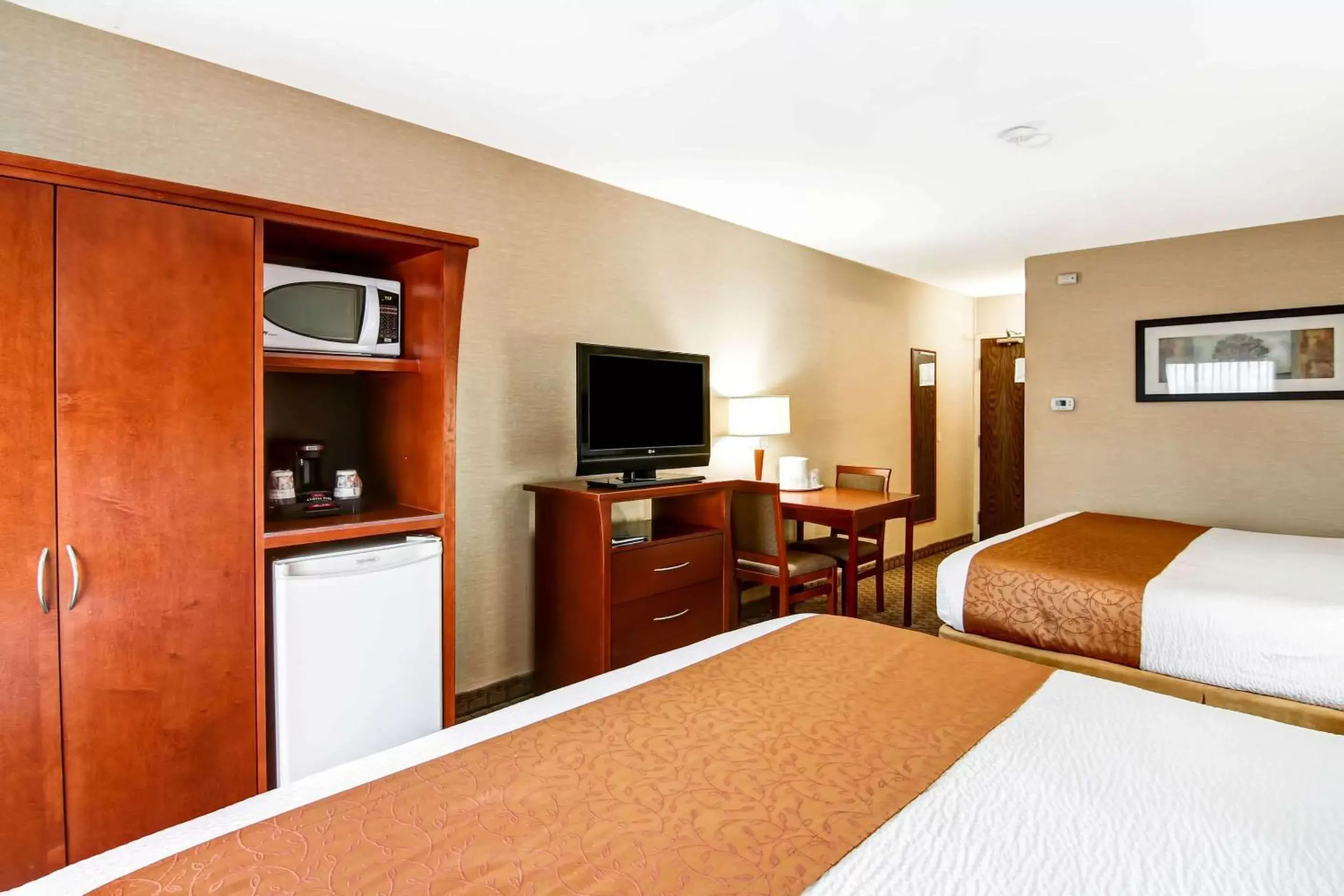 Photo of the whole room, TV/Entertainment Center in Quality Inn - Kitchener