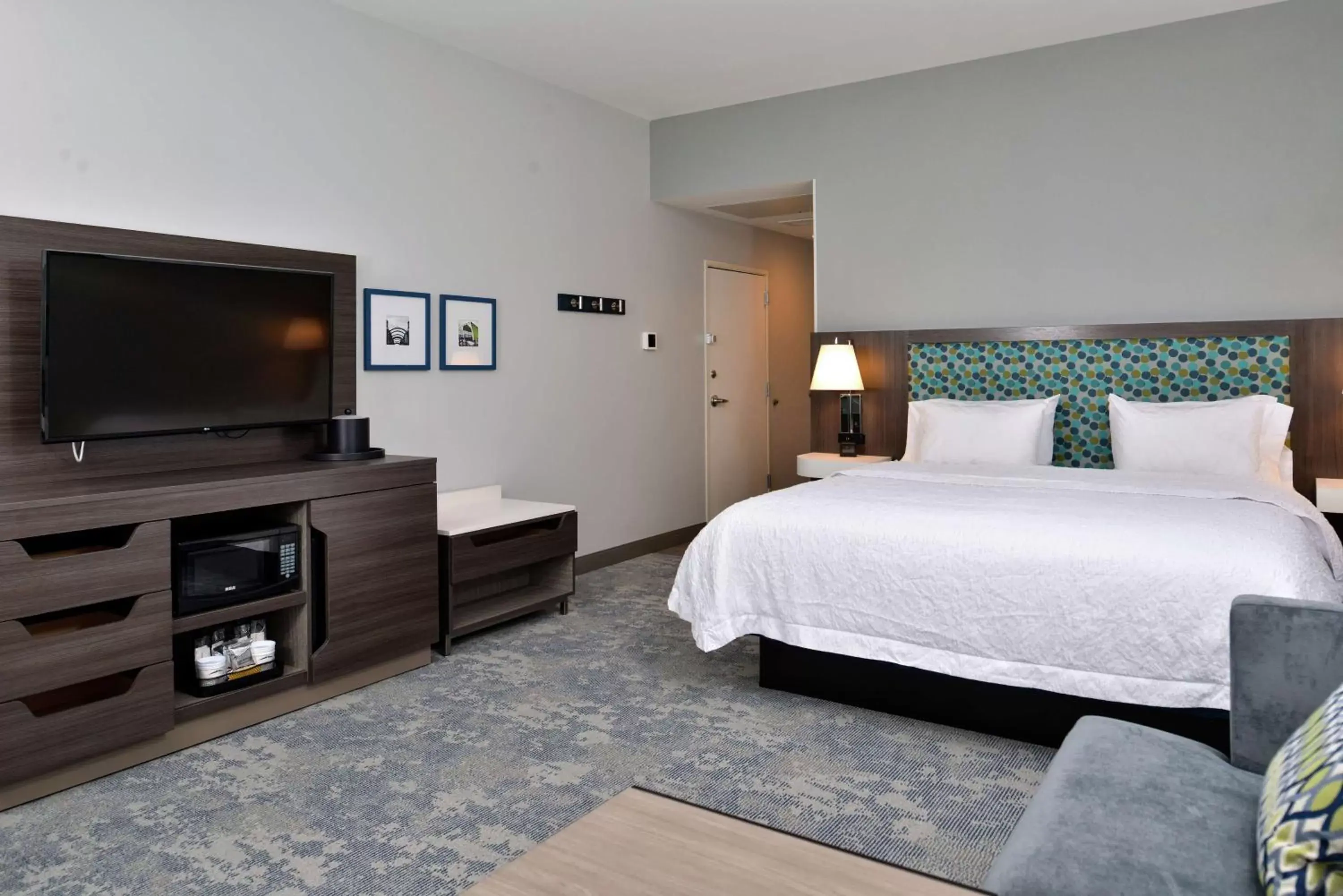 Bedroom, Bed in Hampton Inn Cedar Falls Downtown, Ia