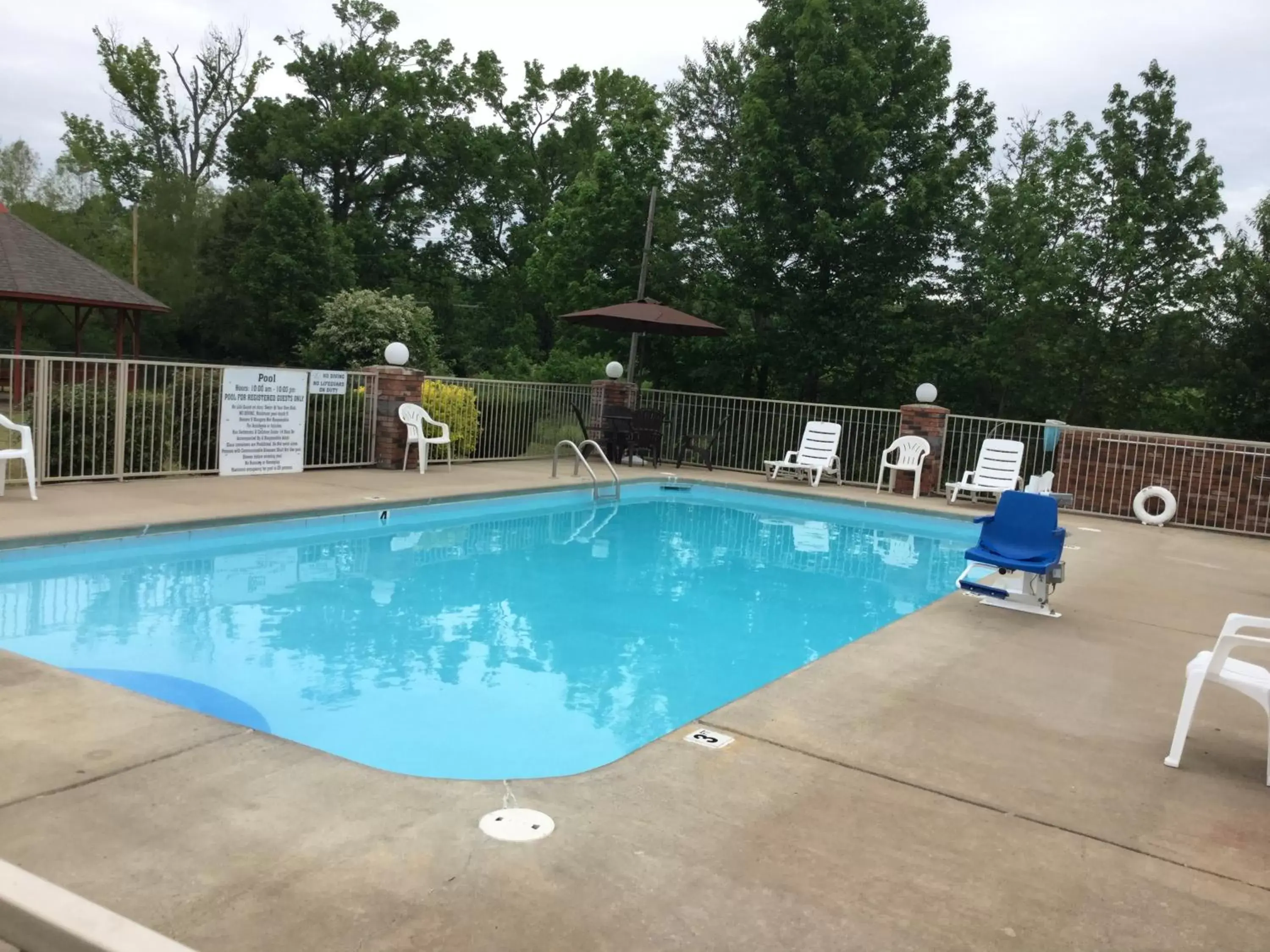 Property building, Swimming Pool in Americas Best Value Inn Cabot