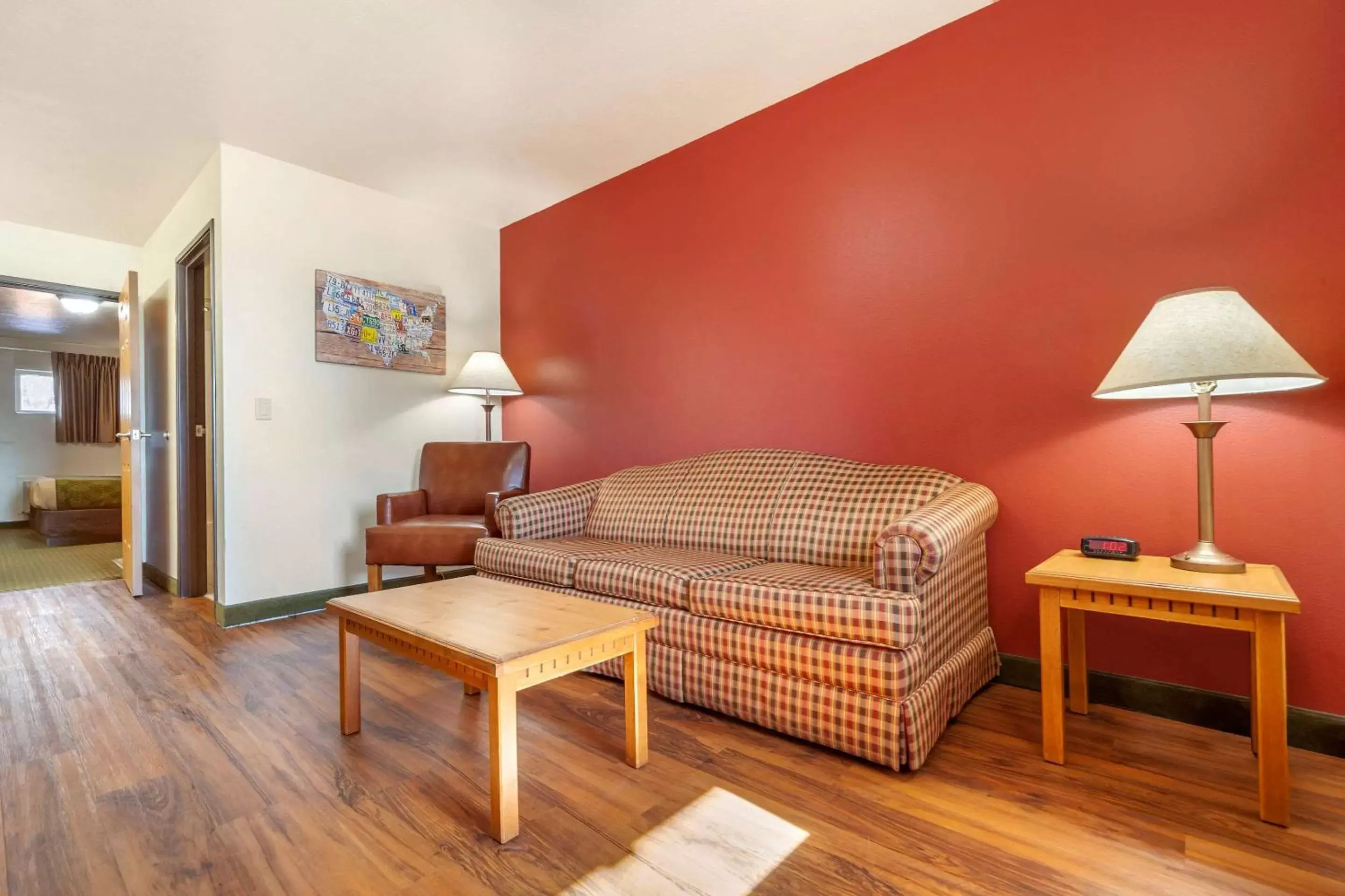 Photo of the whole room, Seating Area in Harmony Inn & Suites