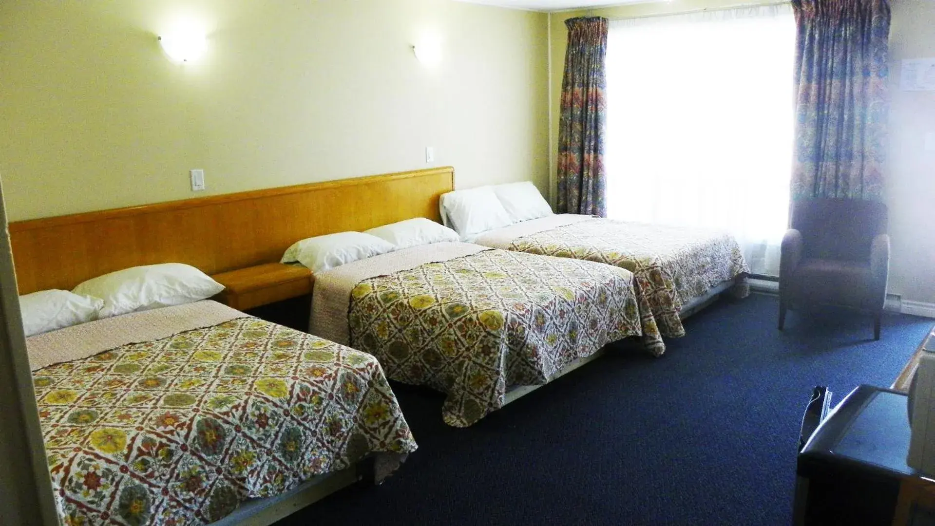 Bed in Guest Inn Motel