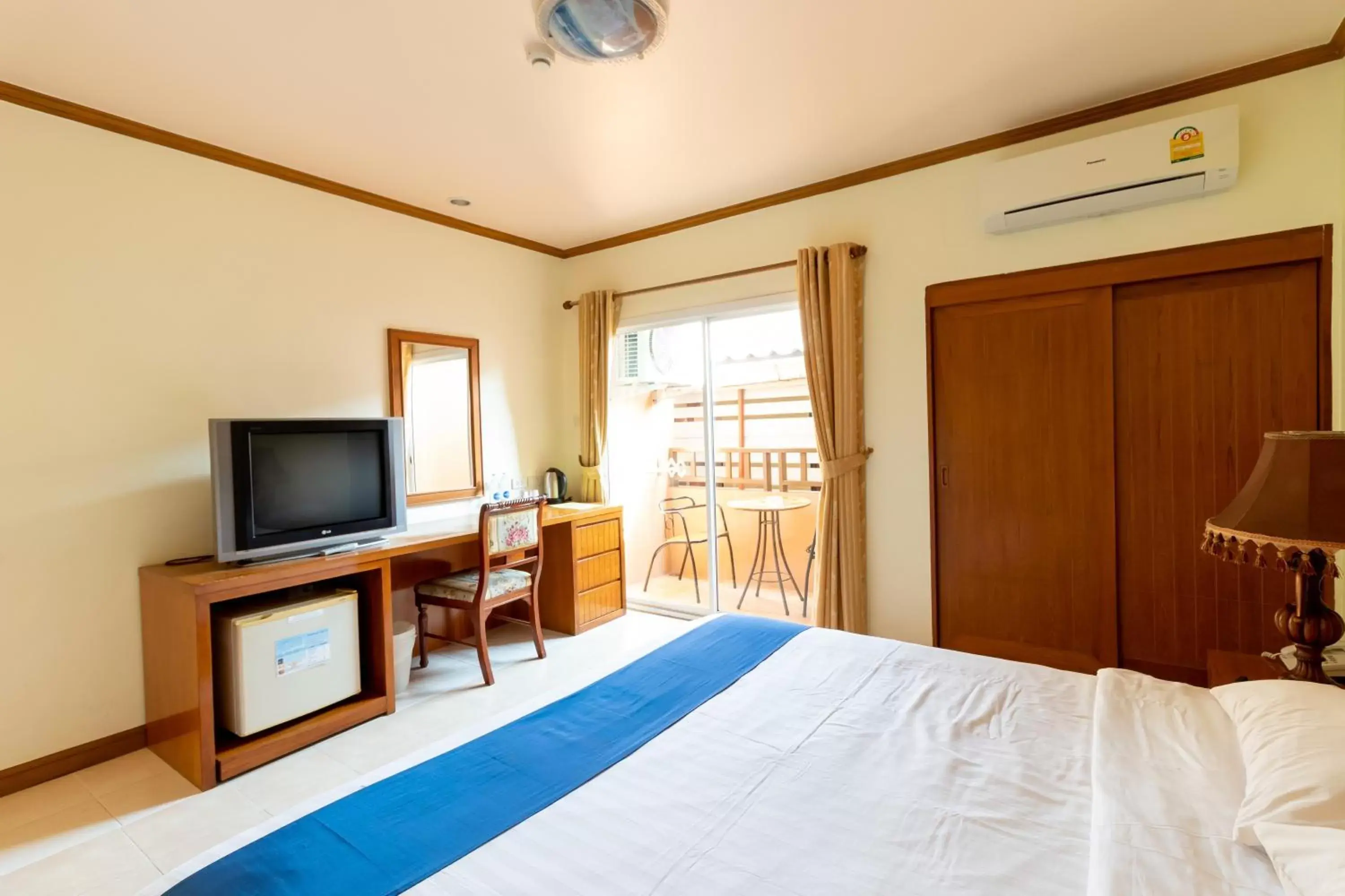 Bed, TV/Entertainment Center in Thipurai Beach Hotel