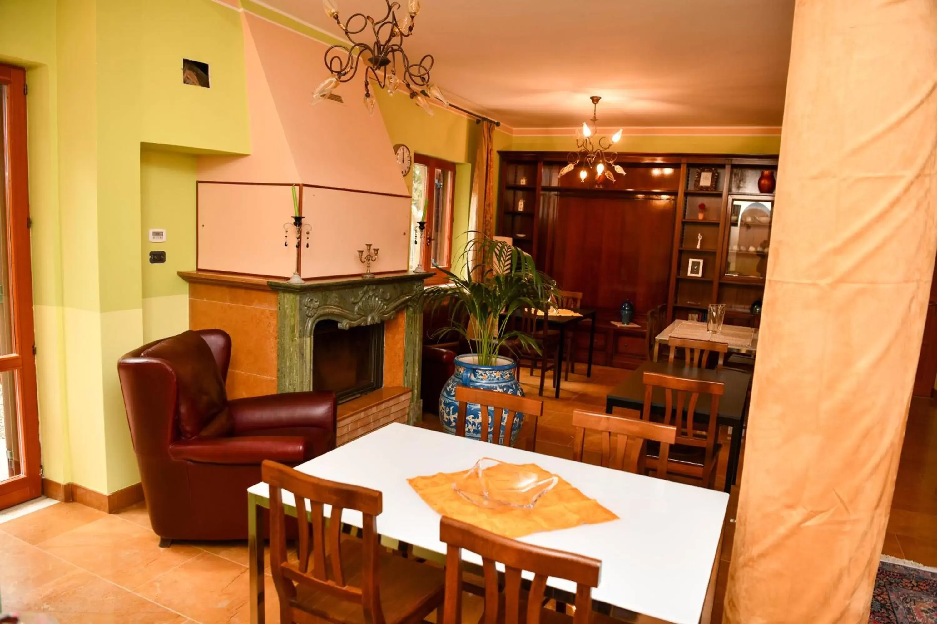 Living room, Dining Area in Il Piccolo Hotel