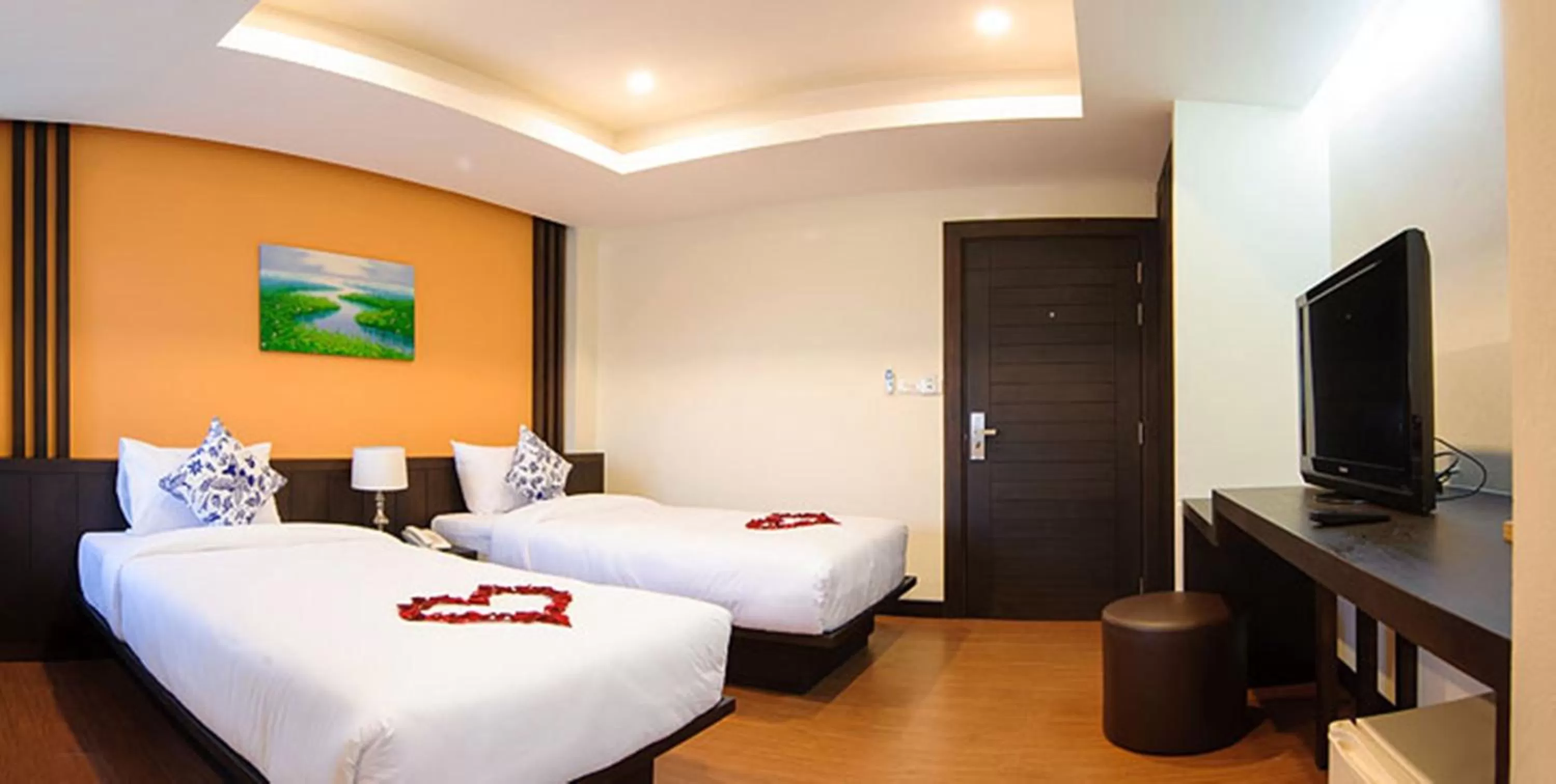 Photo of the whole room, Bed in Tara Place Hotel Bangkok