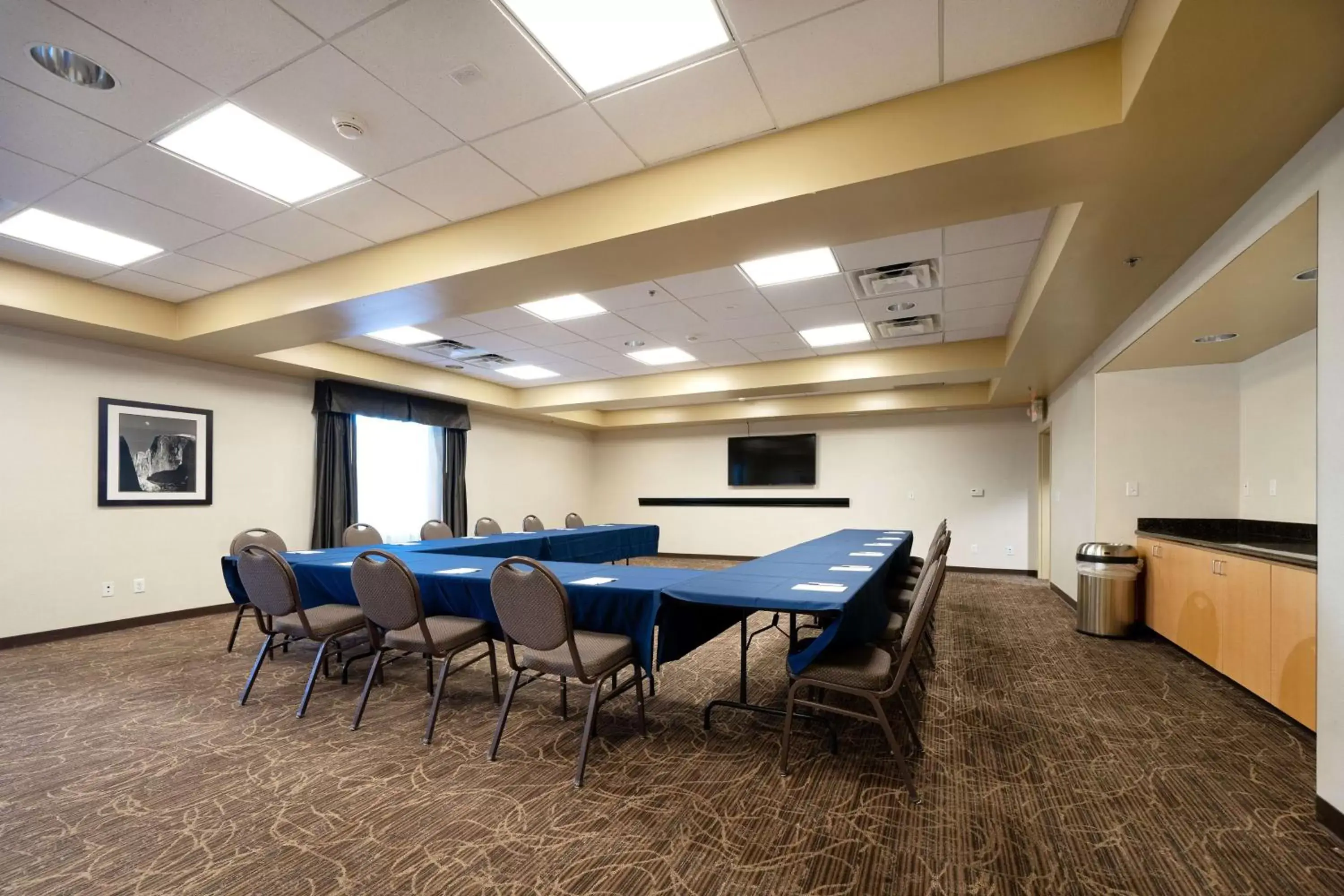 Meeting/conference room in Hampton Inn & Suites Madera