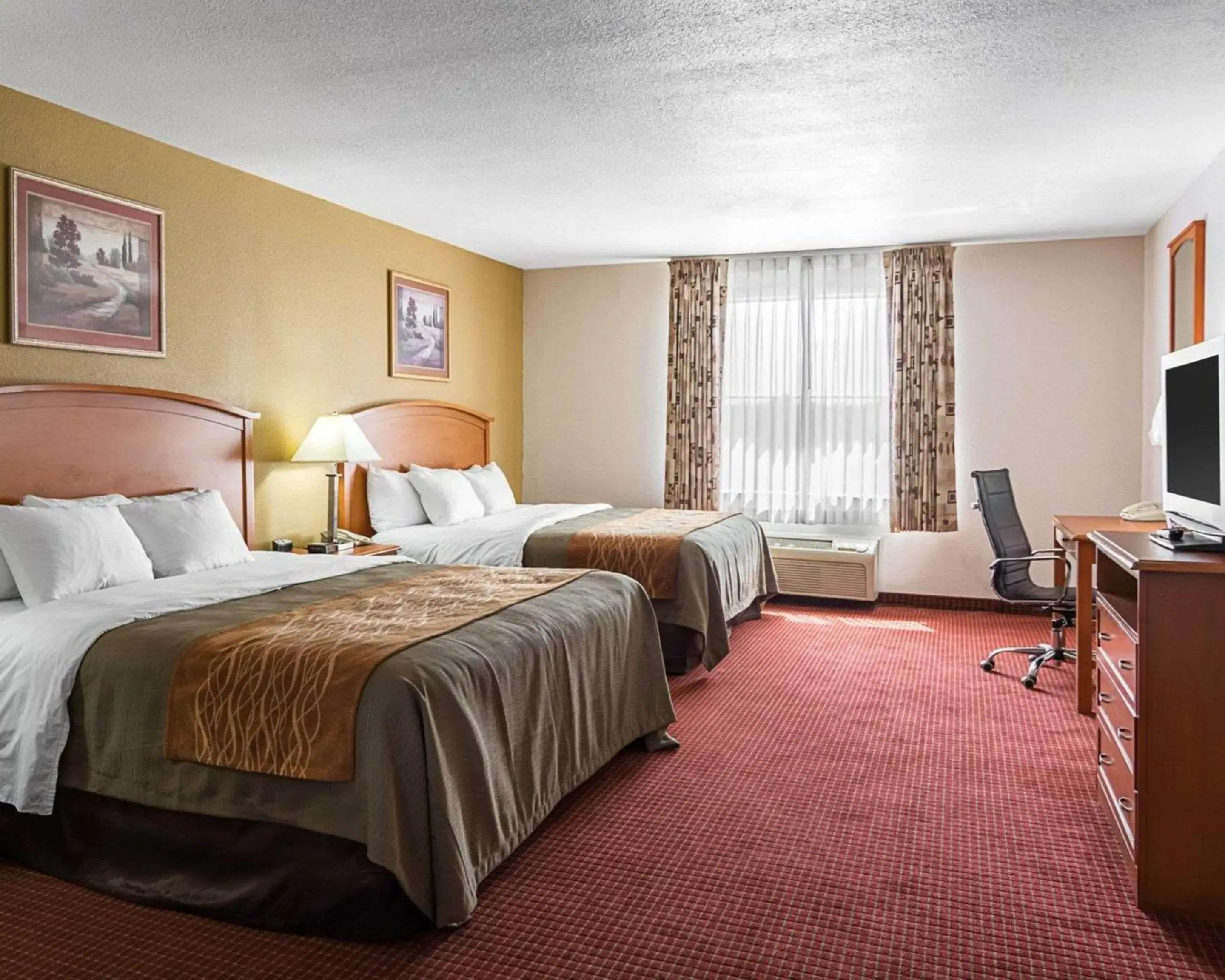 Photo of the whole room, Bed in Comfort Inn & Suites Chesapeake - Portsmouth