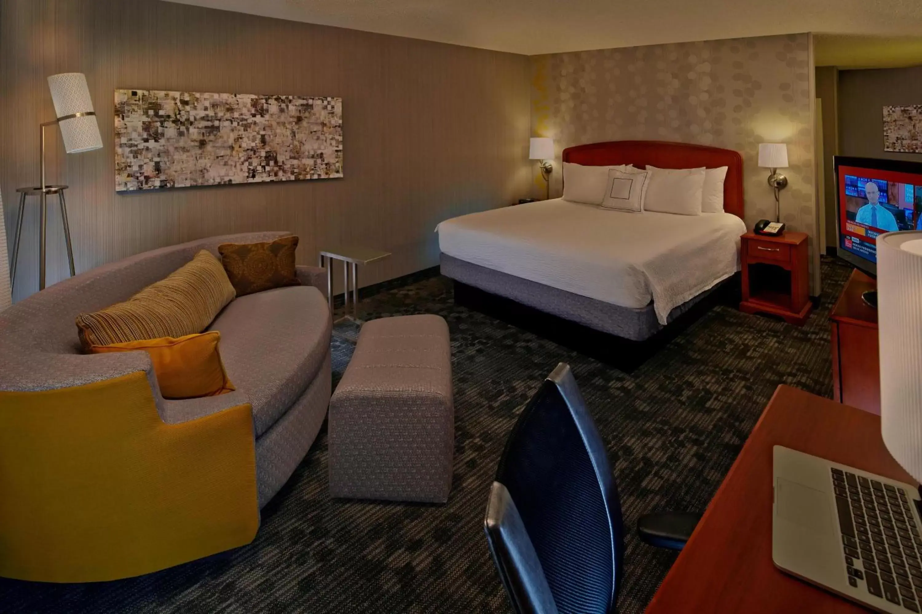 Photo of the whole room, Bed in Courtyard by Marriott Providence Warwick