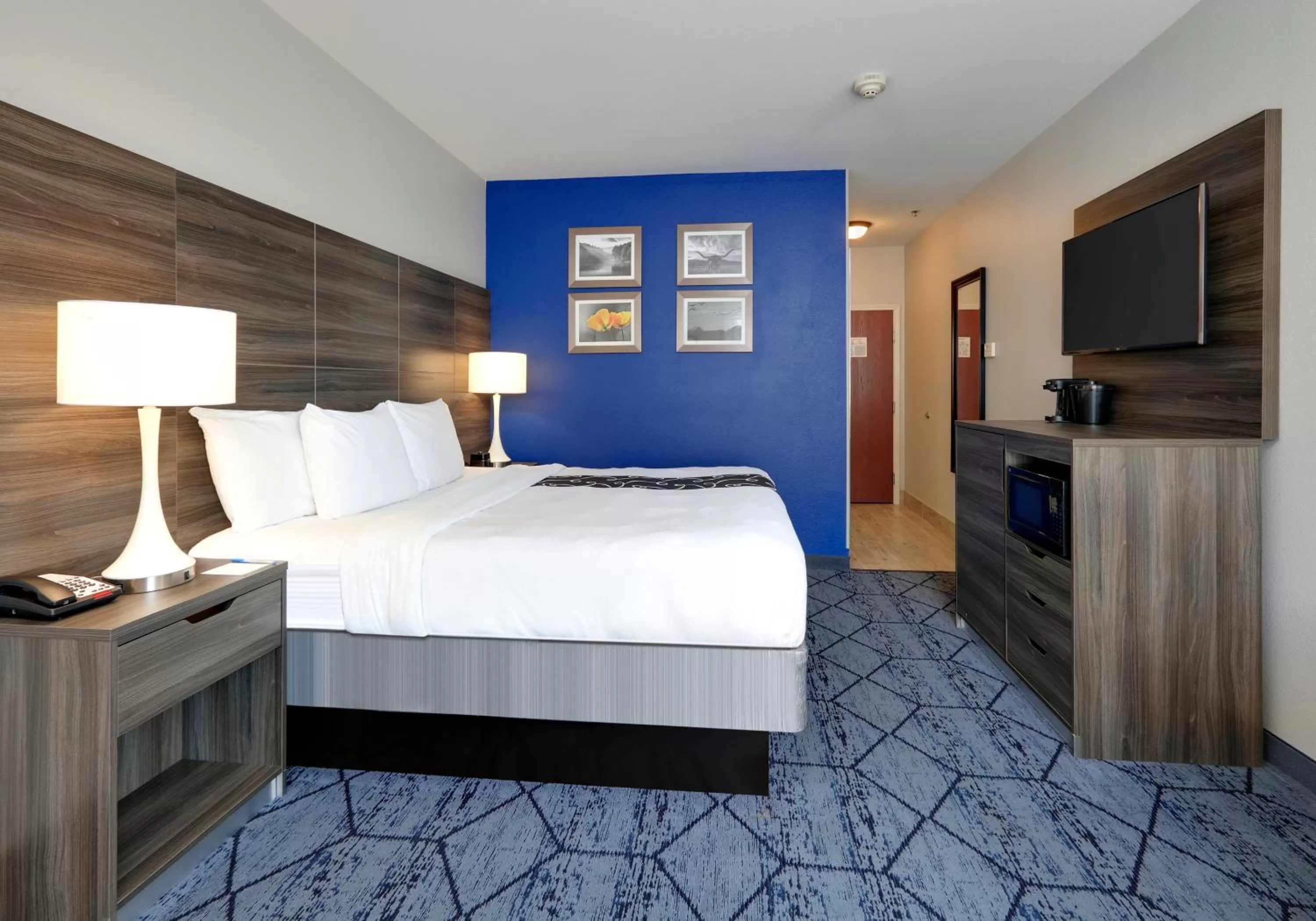 Photo of the whole room, Bed in La Quinta by Wyndham Denton - University Drive