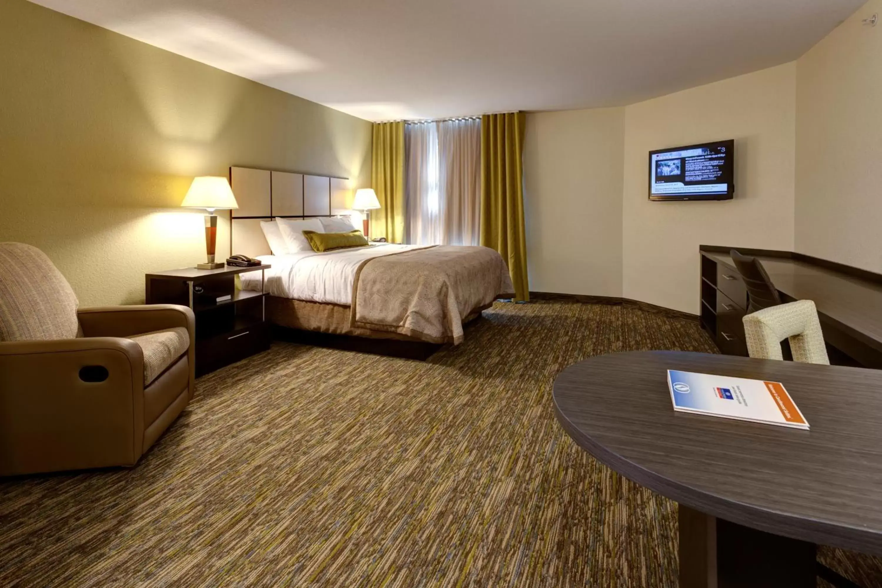 Bedroom, Bed in Holiday Inn Express & Suites Manhattan, an IHG Hotel