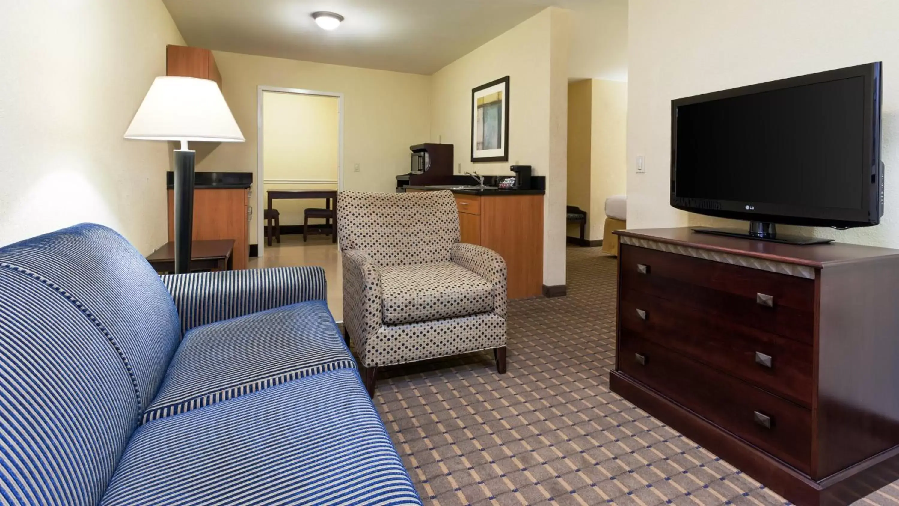 Photo of the whole room, Seating Area in Holiday Inn Express and Suites Allentown West, an IHG Hotel