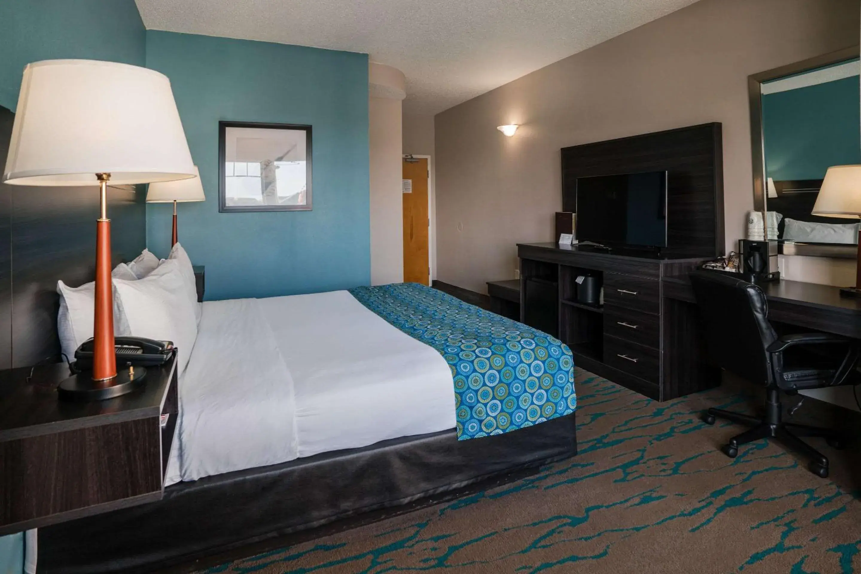 Bedroom, Bed in Gateway Hotel & Suites, an Ascend Hotel Collection Member