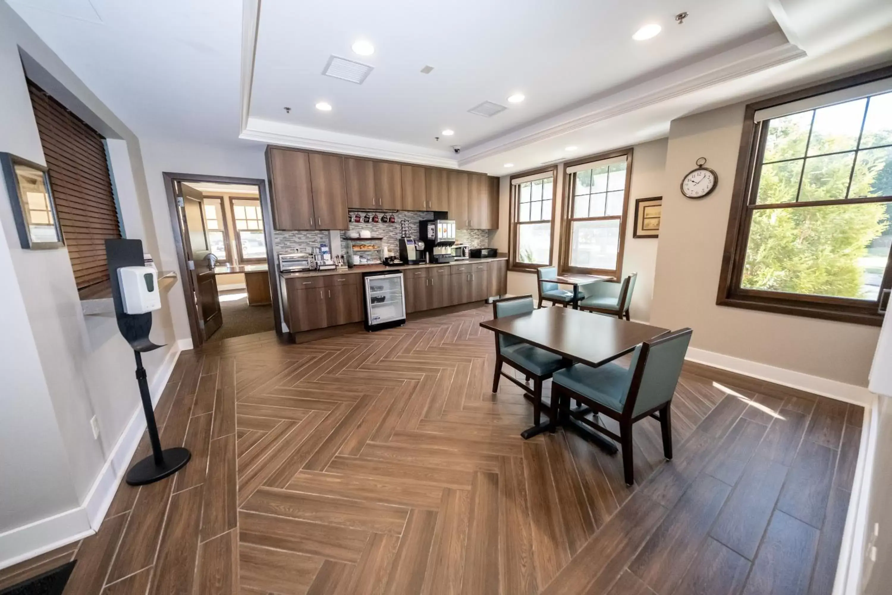 Communal lounge/ TV room, Kitchen/Kitchenette in The Inn at Shattuck - St. Mary's