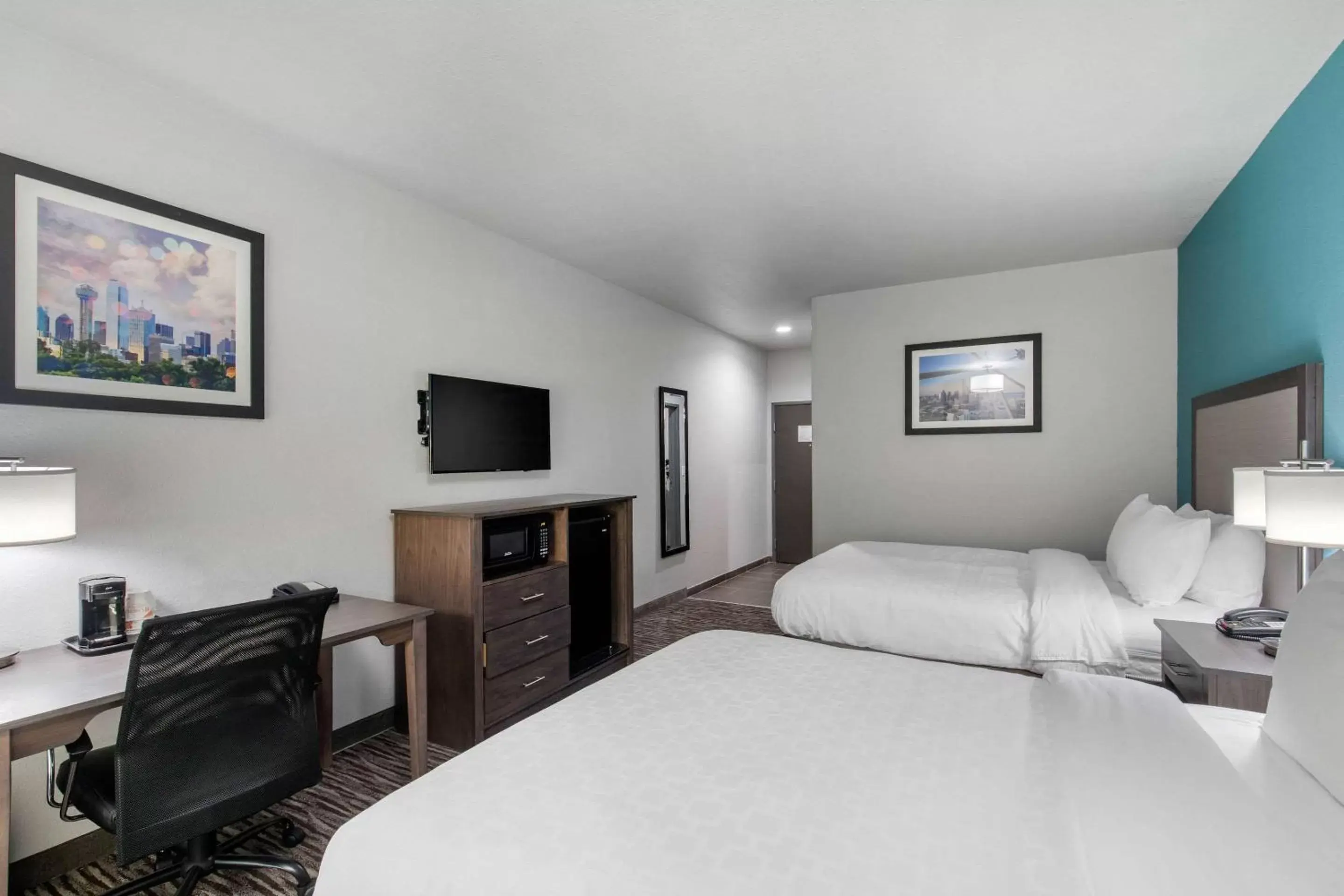 Photo of the whole room, Bed in Clarion Inn & Suites DFW North