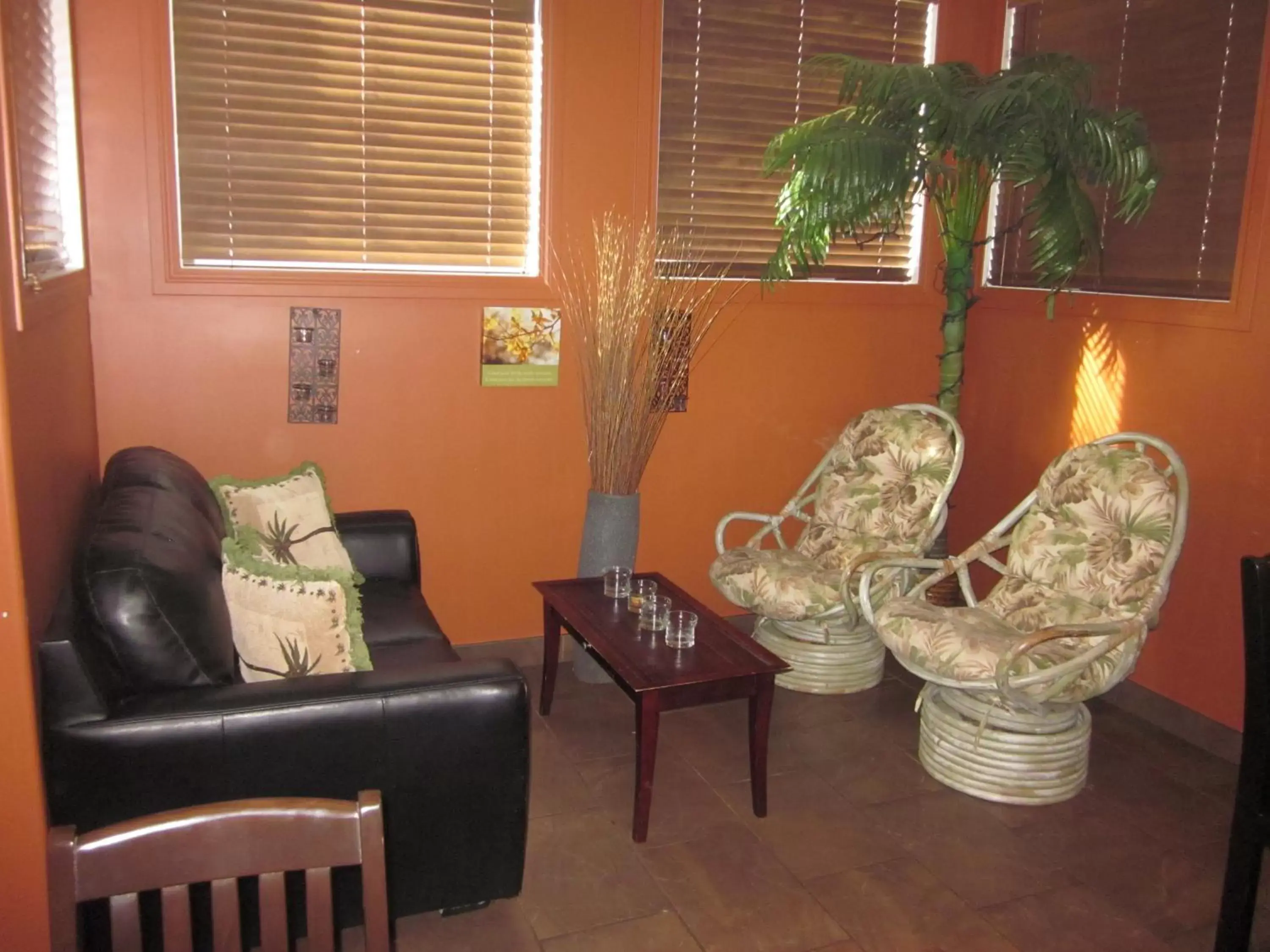 Continental breakfast, Seating Area in Franklin Suite Hotel