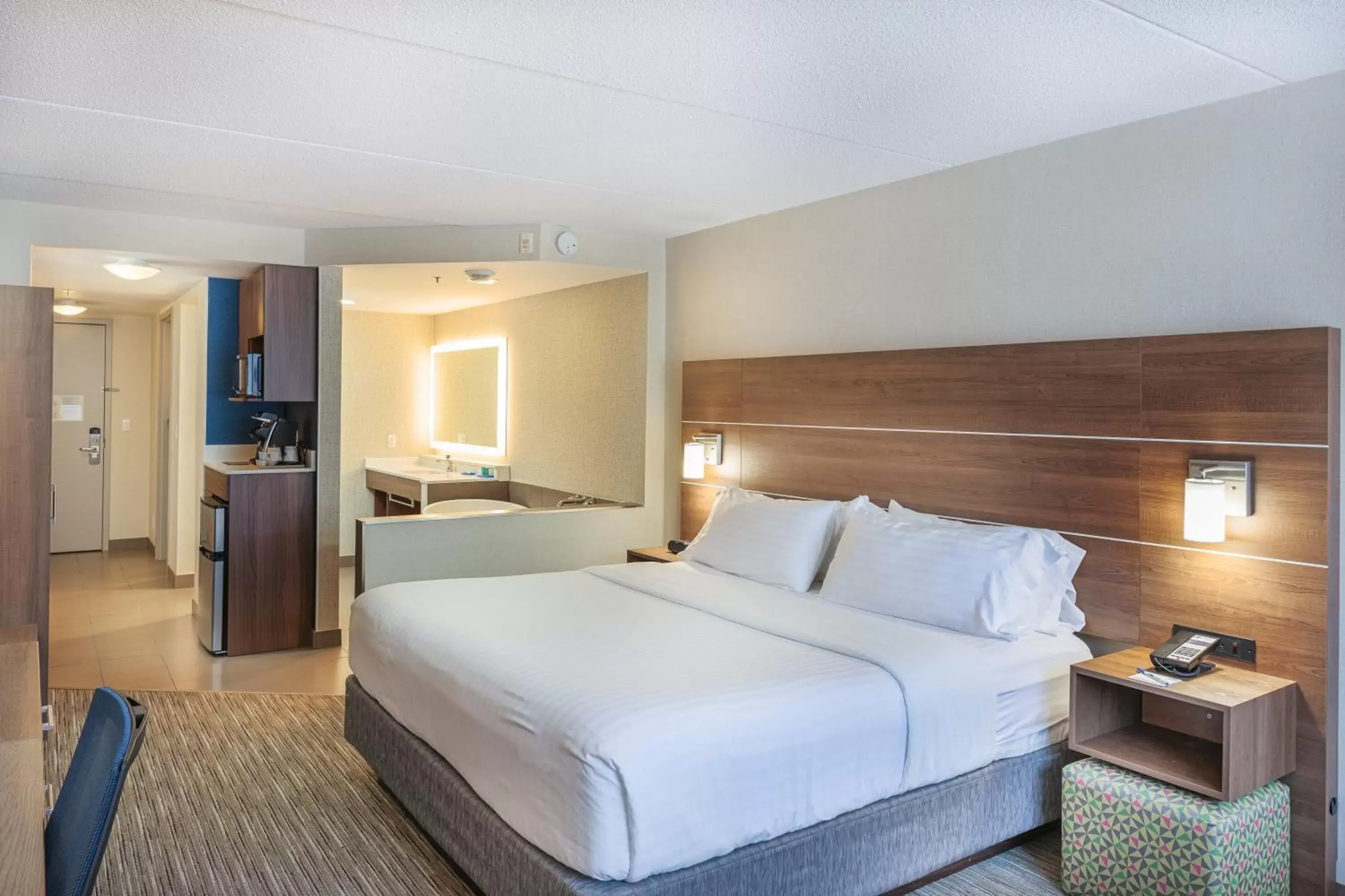 Photo of the whole room, Bed in Holiday Inn Express & Suites - Belleville, an IHG Hotel