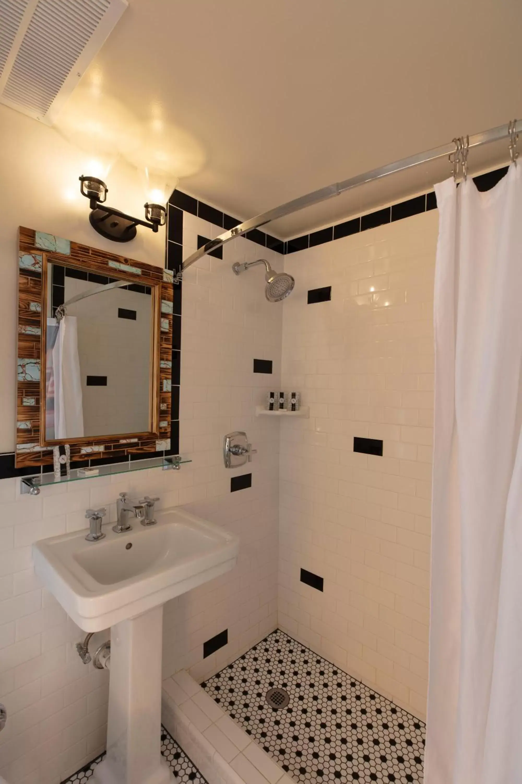 Bathroom in Hotel El Rancho Bathroom in Hotel El Rancho