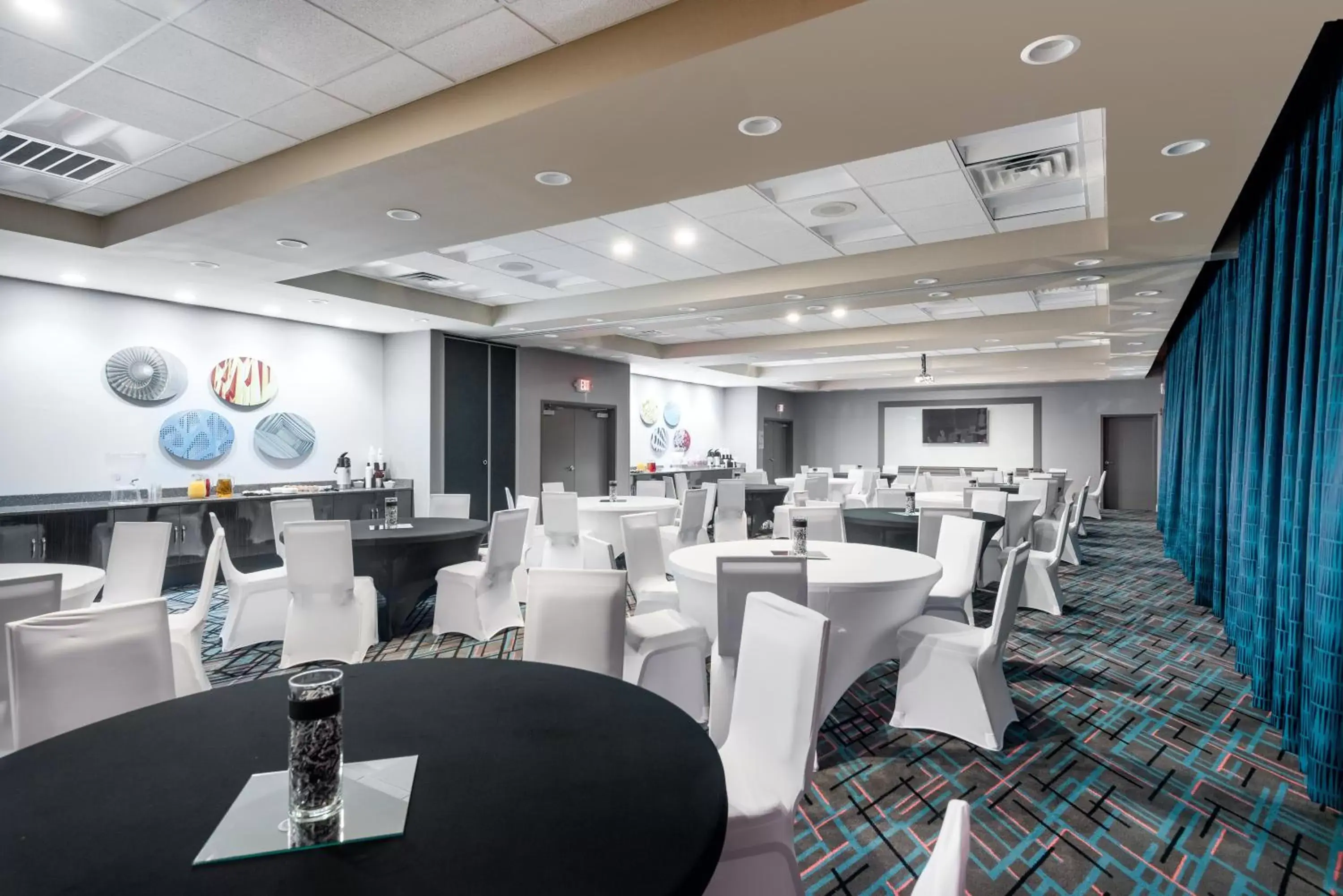 Banquet/Function facilities, Restaurant/Places to Eat in Holiday Inn Express & Suites - Charlotte Airport, an IHG Hotel