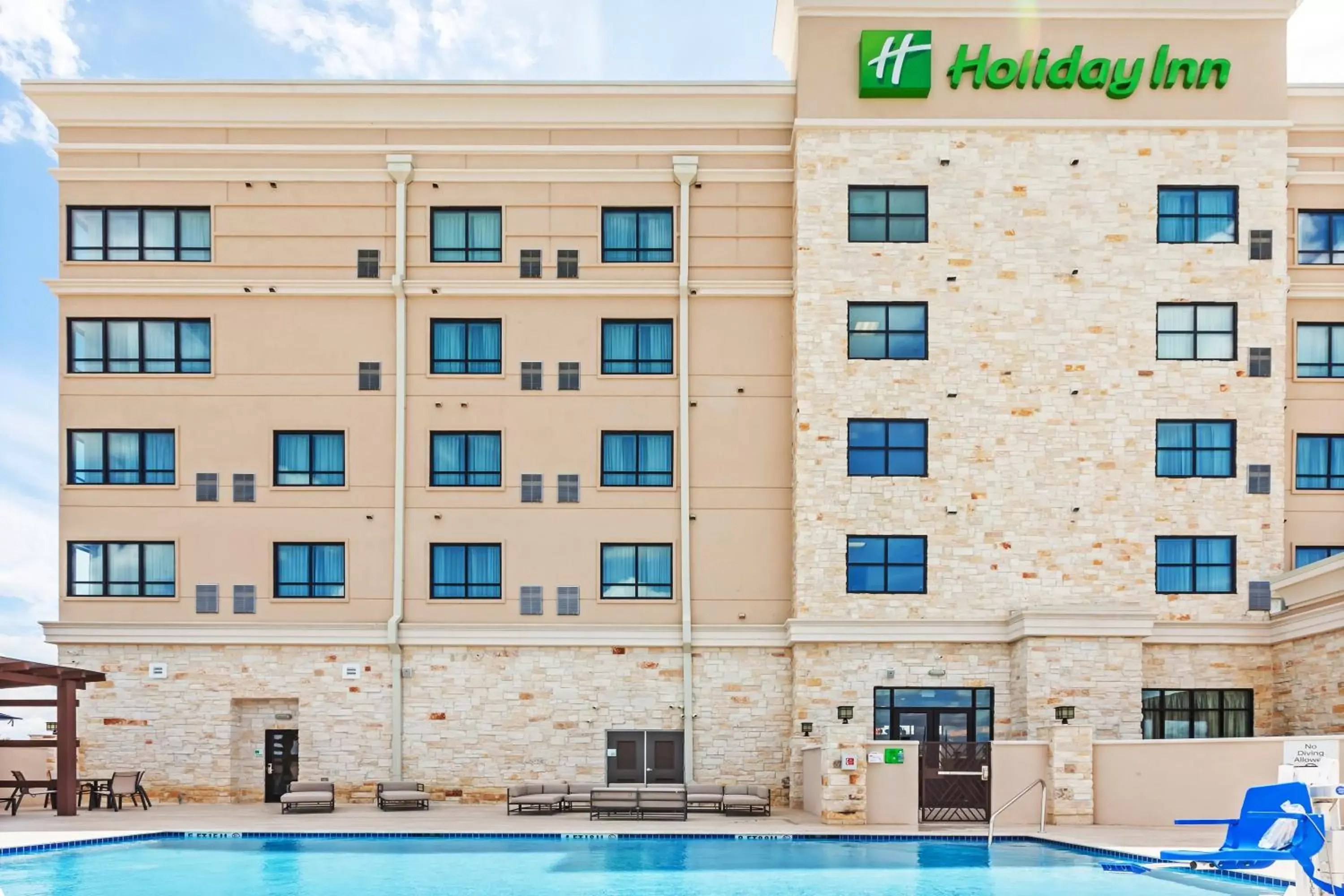 Swimming pool, Property Building in Holiday Inn Houston NE-Bush Airport Area, an IHG Hotel