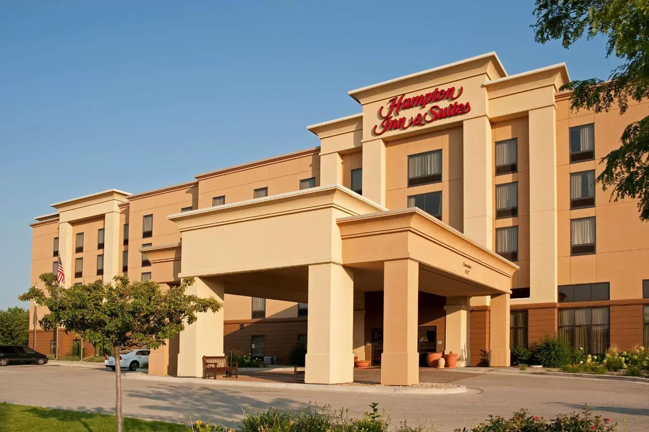 Property Building in Hampton Inn & Suites Bloomington Normal